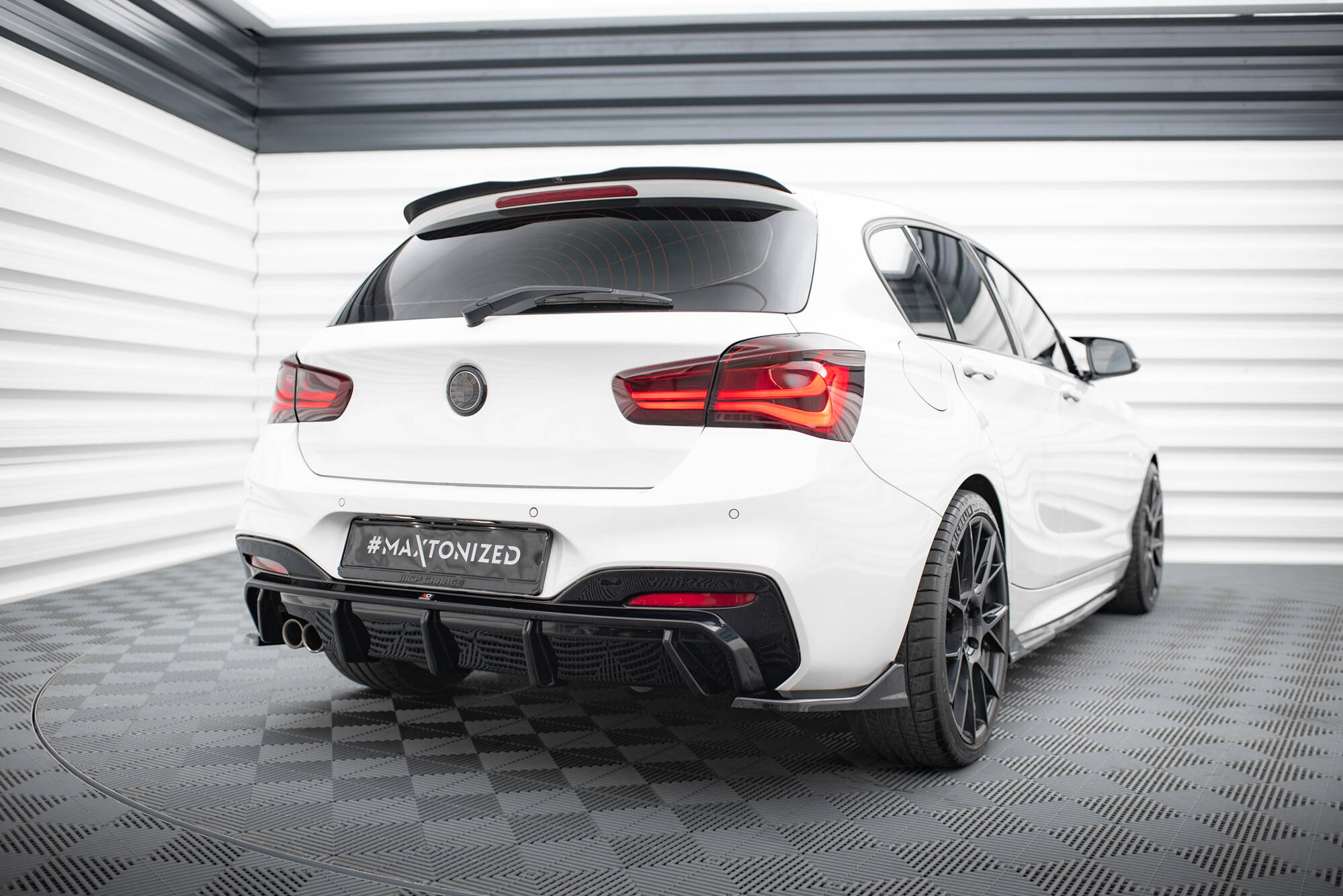 Spoiler CAP V.1 für BMW 1er M-Paket / M140i / Standard F20 schwarz Hochglanz