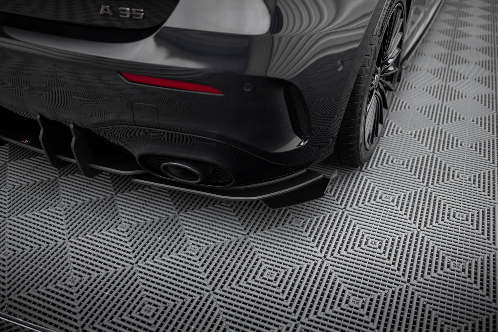 Hintere Seiten Flaps passend für Mercedes-AMG A35 Hatchback W177 schwarz Hochglanz