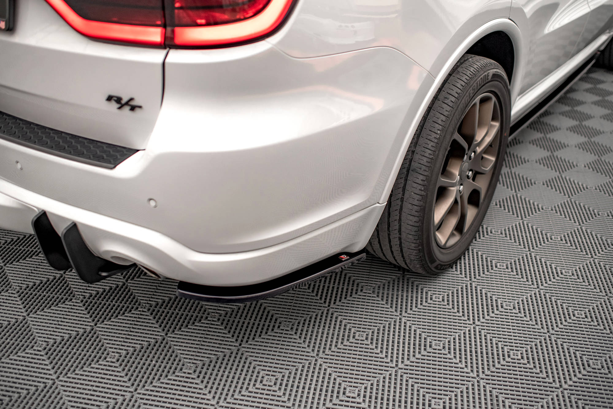 Street+ Heck Ansatz Flaps passend für Dodge Durango RT Mk3 schwarz Hochglanz