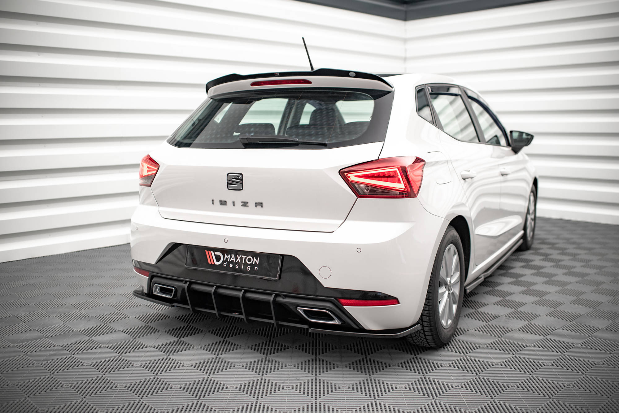 Street Pro Heckschürze Heck Ansatz Diffusor passend für Seat Ibiza Mk5 schwarz-rot
