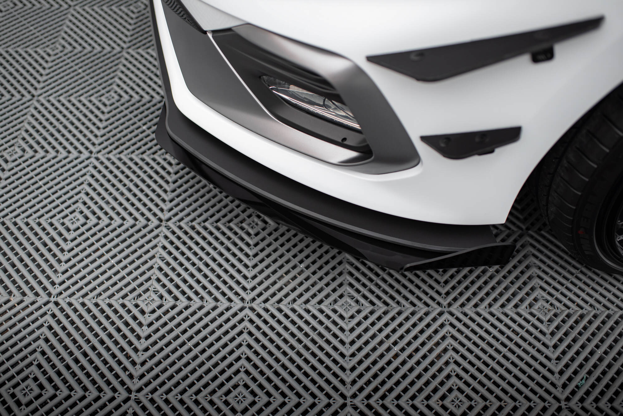 Street Pro Front Ansatz für + Front Stoßstangen Racing Flaps passend für Ford Fiesta Mk8 ST / ST-Line schwarz Hochglanz