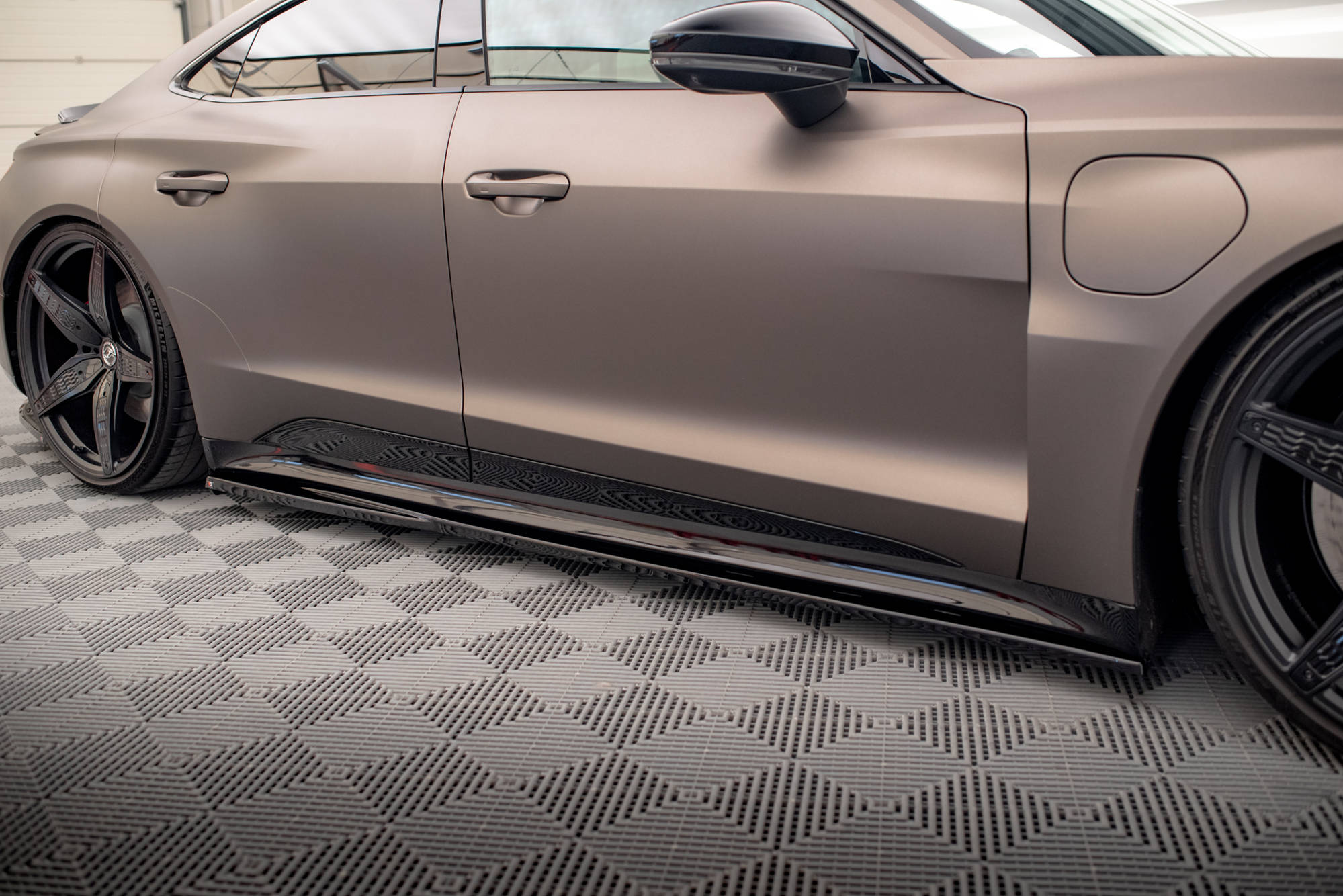 Street+ Seitenschweller Leisten V.1 passend für Audi e-Tron GT / RS GT Mk1 schwarz Hochglanz