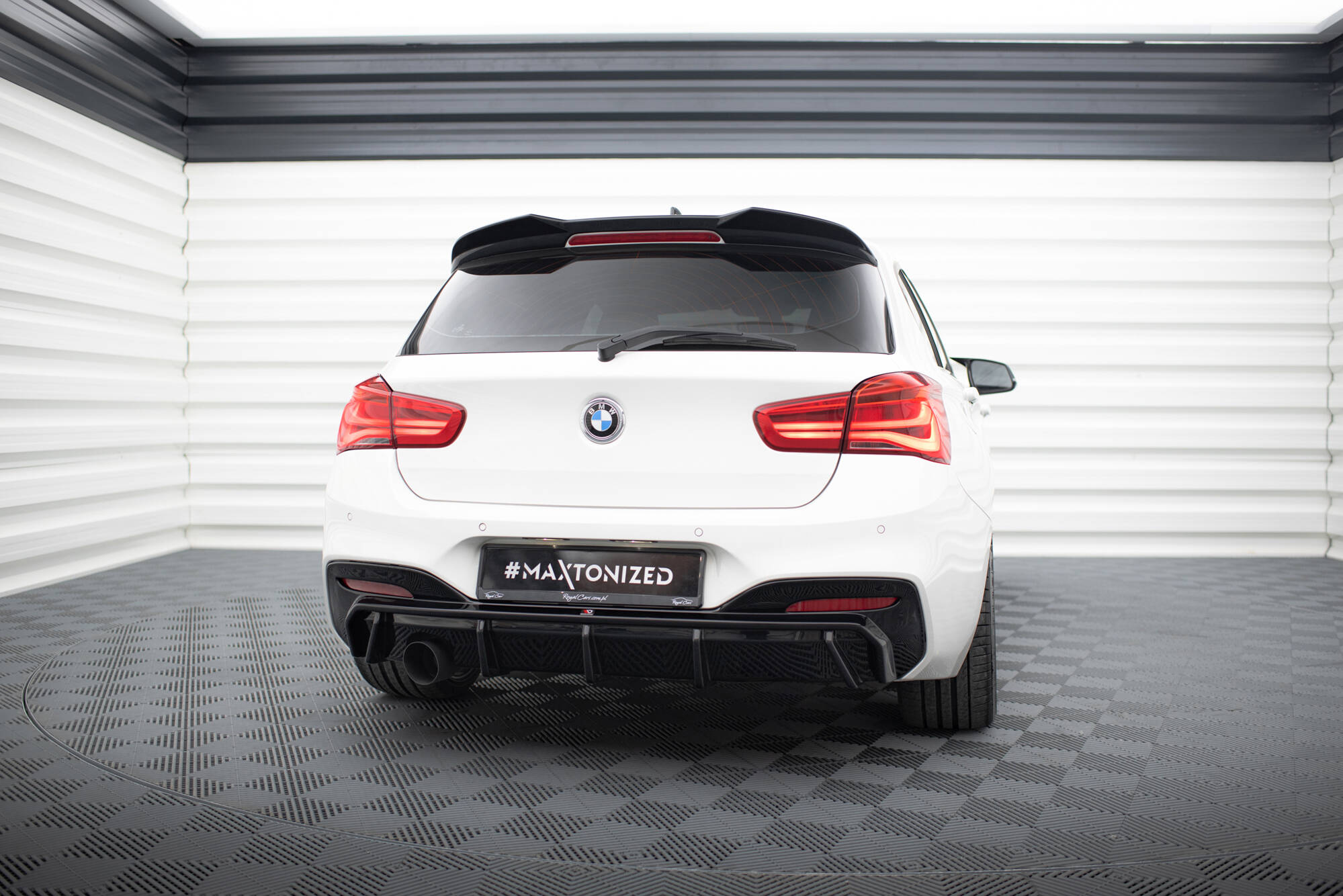 Street+ Heck Ansatz Diffusor V.3 passend für BMW 1er M-Paket F20 FL Einzelauspuff li. schwarz Hochglanz