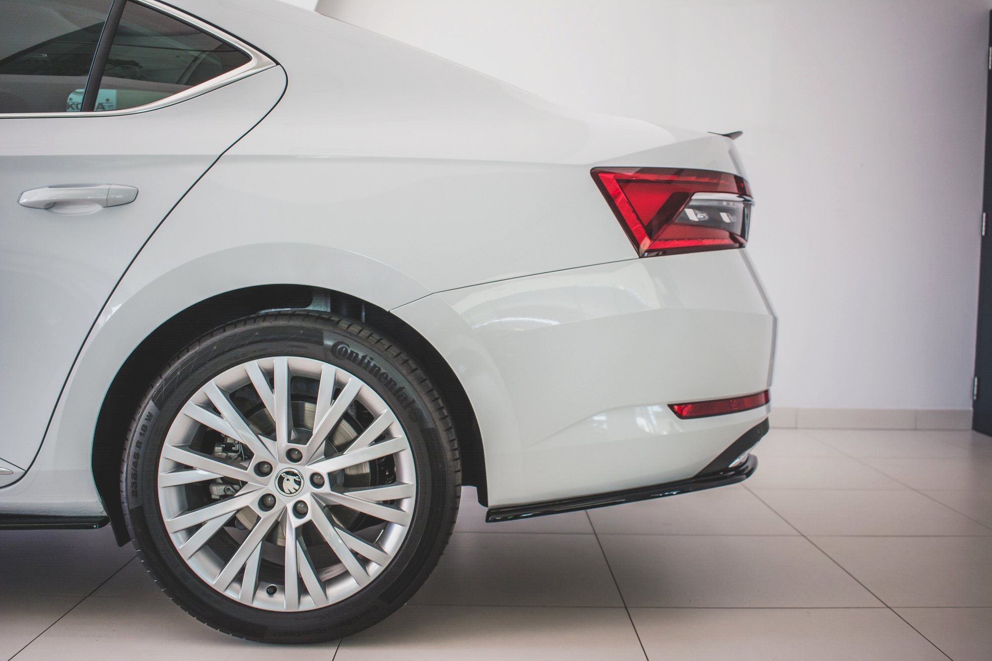 Heck Ansatz Flaps Diffusor für Skoda Superb Liftback / Combi Mk3 Facelift schwarz Hochglanz