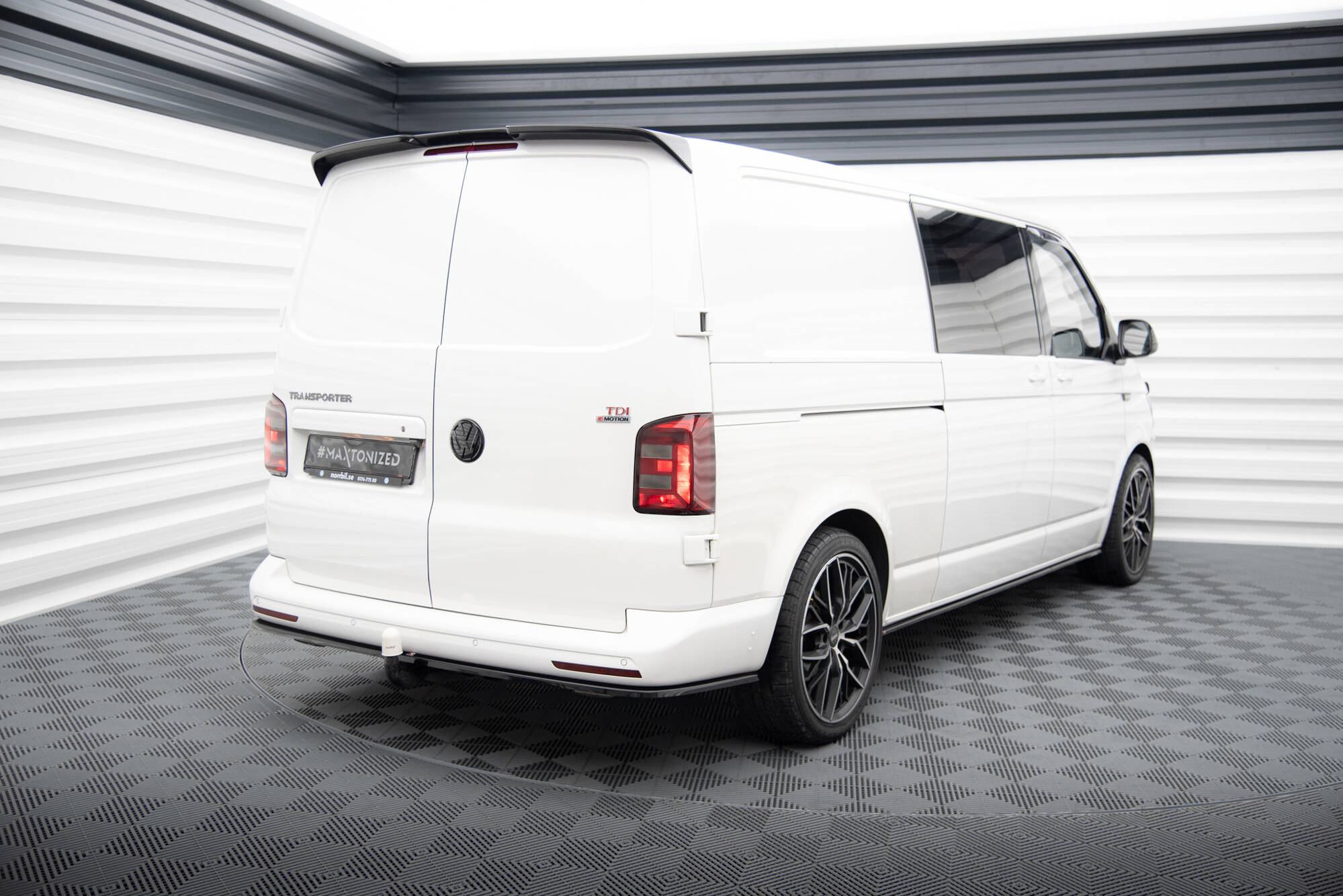 Street+ Mittlerer Diffusor Heck Ansatz passend für VW T6.1 Long schwarz Hochglanz