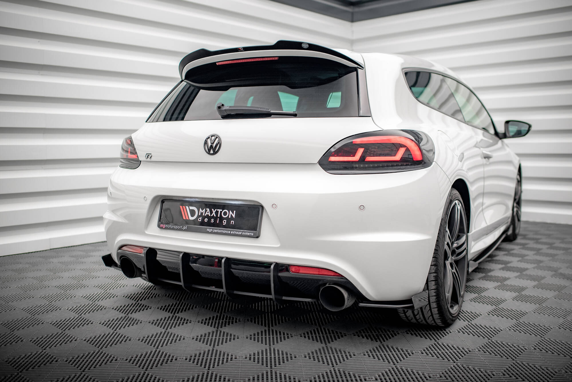 Hintere Seiten Flaps passend für VW Scirocco R Mk3 schwarz Hochglanz