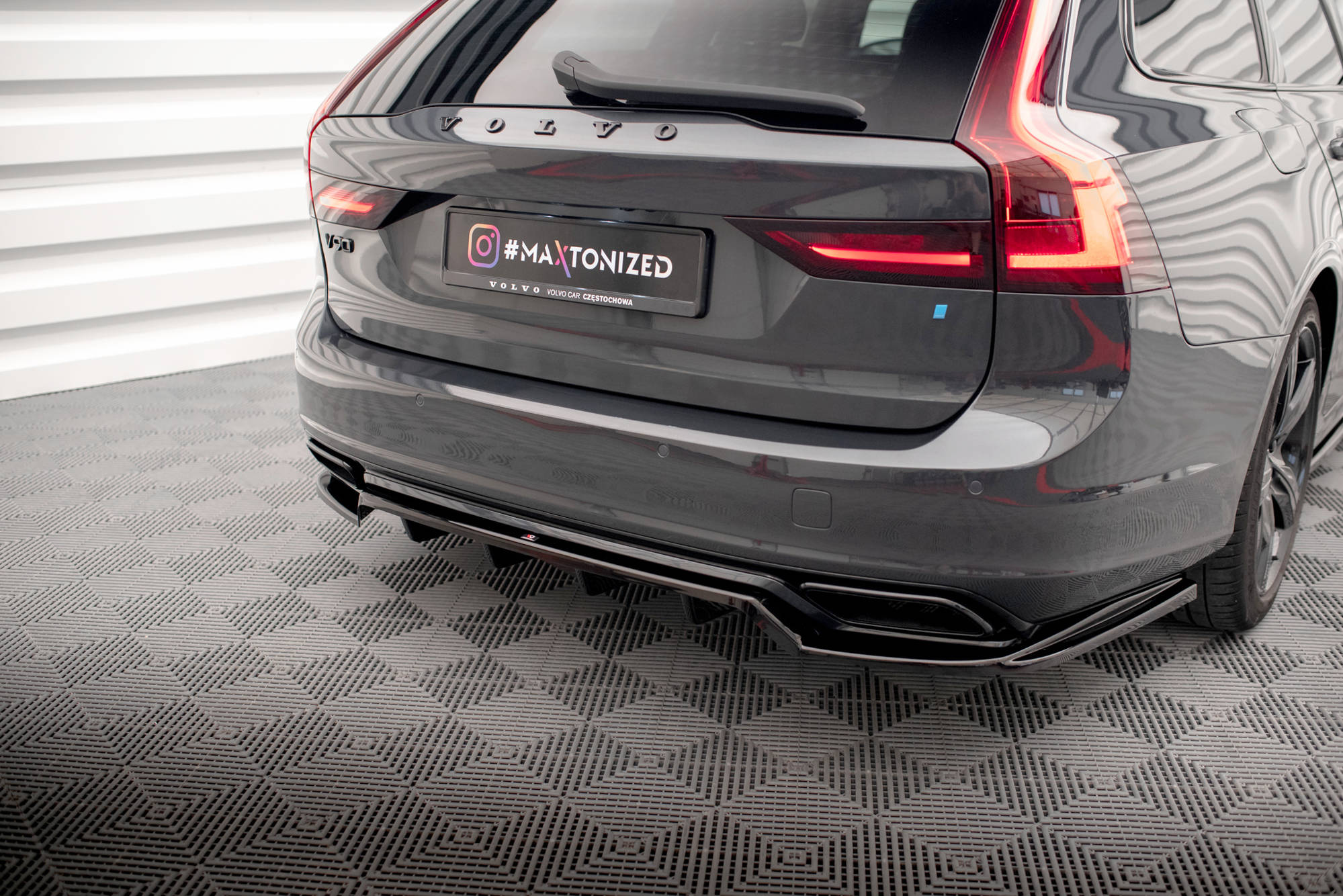 Street+ Mittlerer Diffusor RACE Heck Ansatz passend für Volvo V90 / S90 R-Design Mk2 schwarz Hochglanz