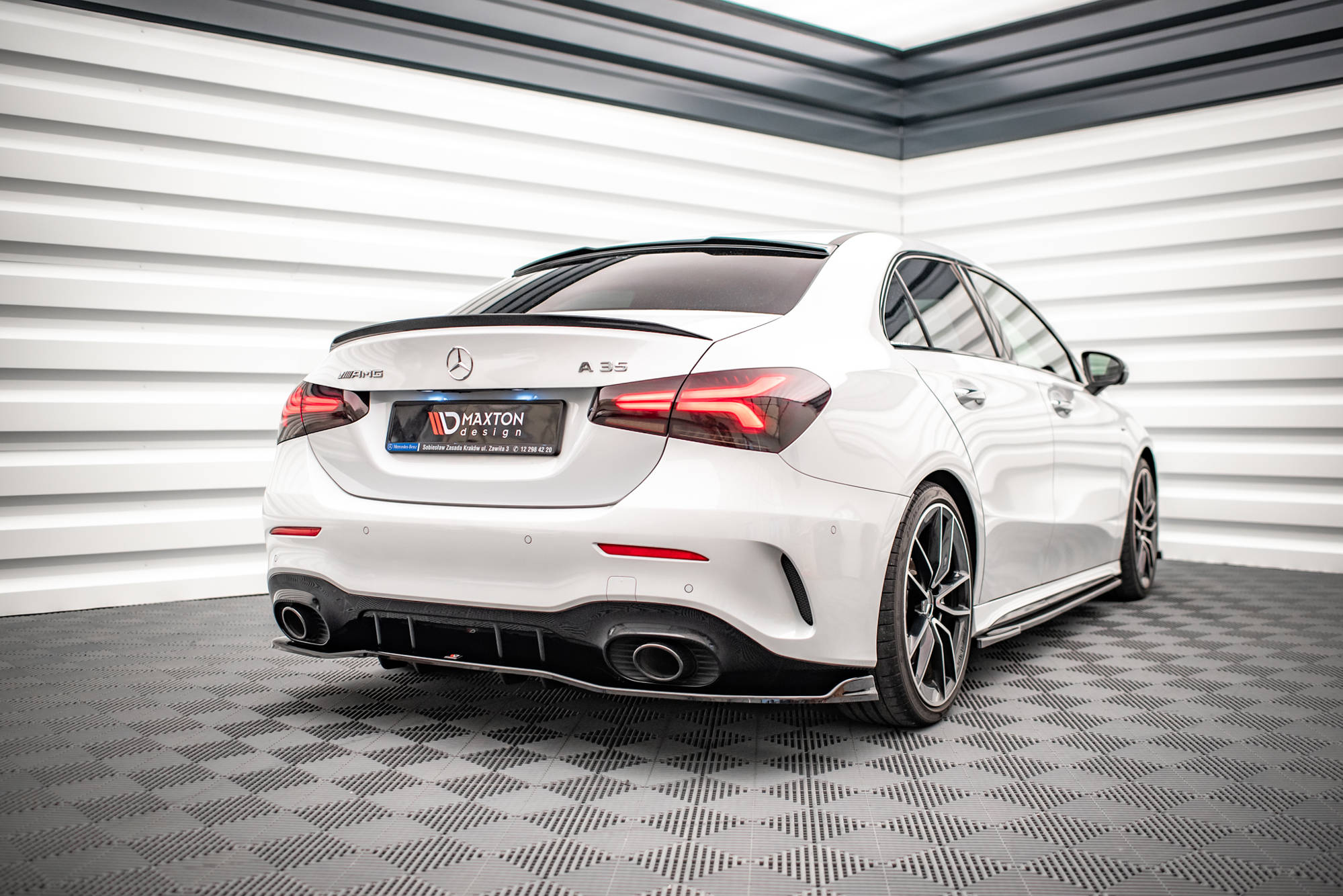 Street+ Mittlerer Diffusor RACE Heck Ansatz V.2 passend für Mercedes A 35 AMG Limousine V177 schwarz Hochglanz