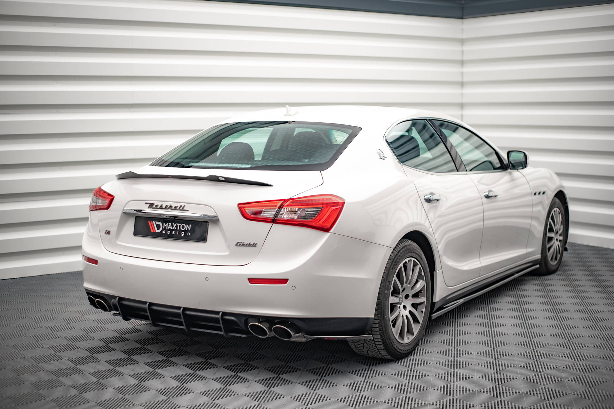 Heckansatz Diffusor passend für Maserati Ghibli Mk3 schwarz-rot