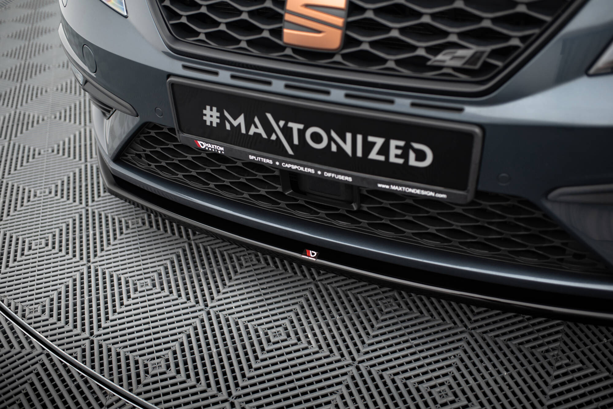 Front Ansatz V.1 für Seat Leon Cupra / FR Mk3 FL schwarz Hochglanz