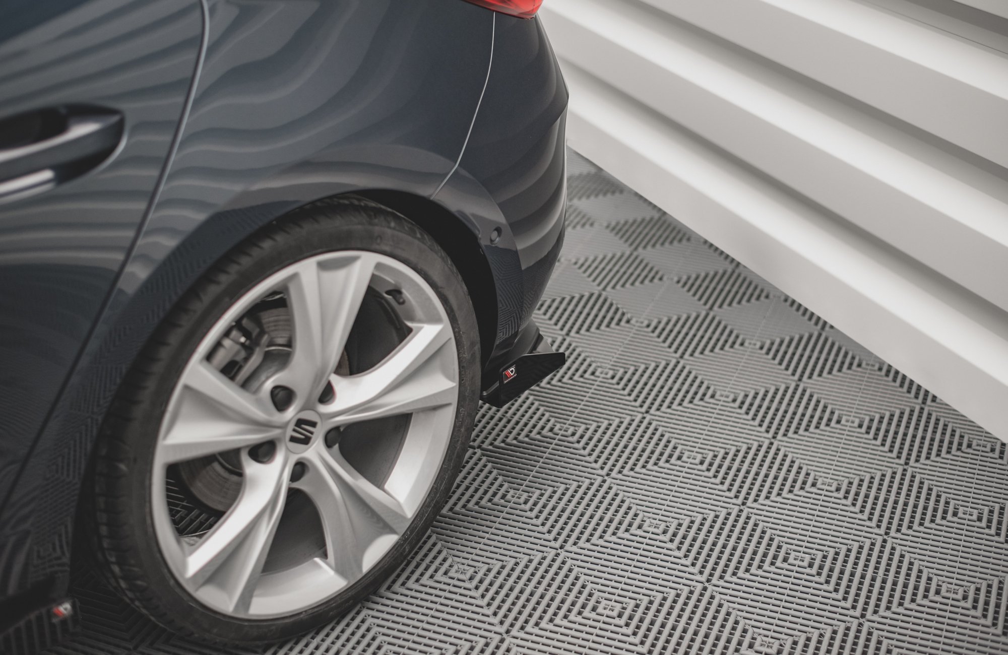 Street Pro Heck Ansatz Diffusor + Flaps passend für Seat Leon FR Hatchback Mk4 rot+ Hochglanz Flaps