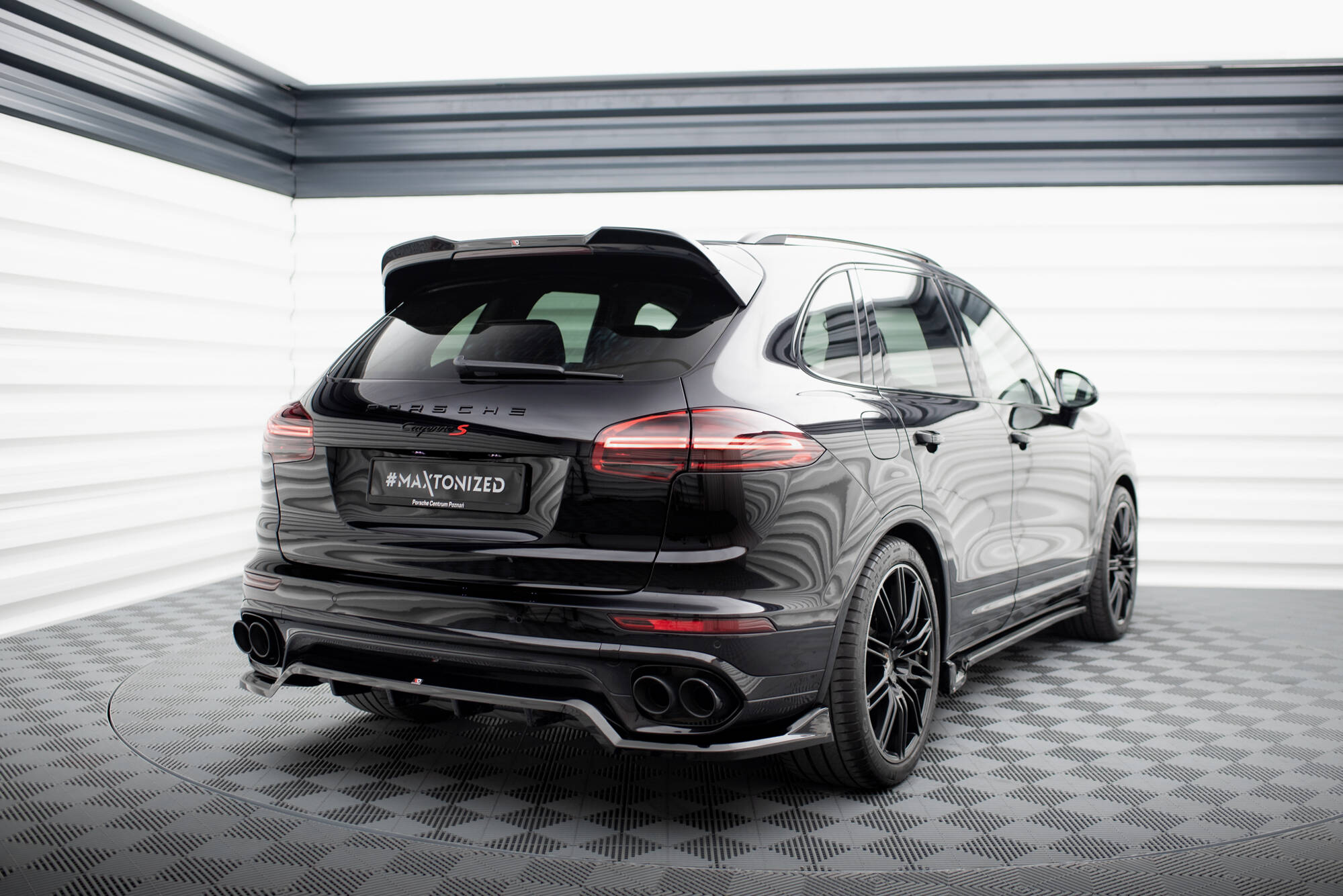Street+ Mittlerer Diffusor RACE Heck Ansatz passend für Porsche Cayenne Mk2 FL schwarz Hochglanz