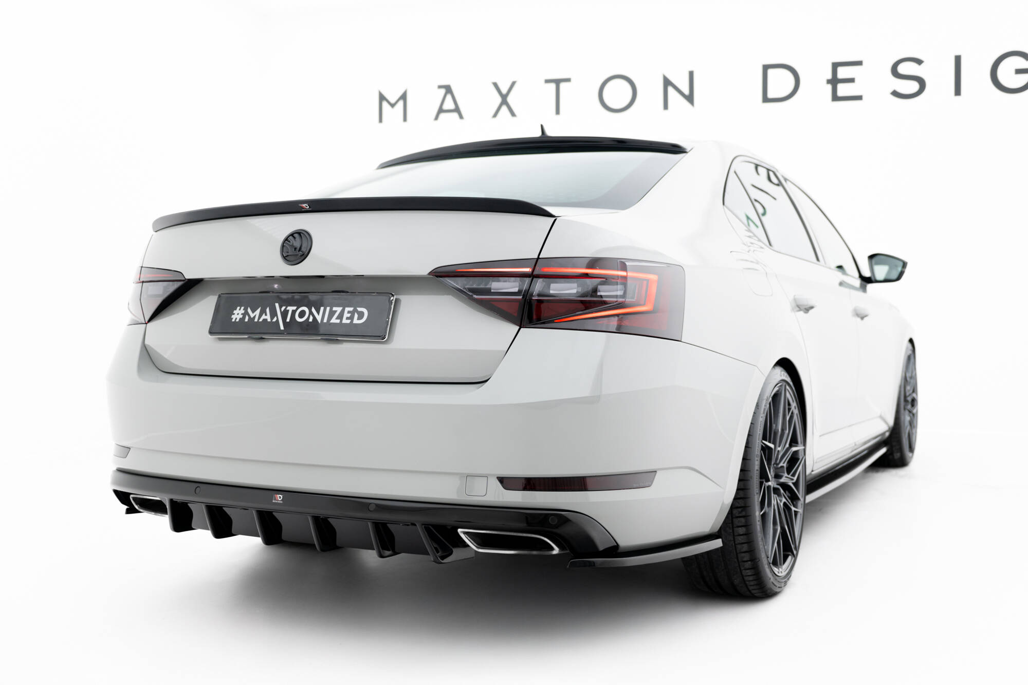 Street+ Heck Ansatz Diffusor passend für Skoda Superb Liftback / Combi Mk3 schwarz Hochglanz