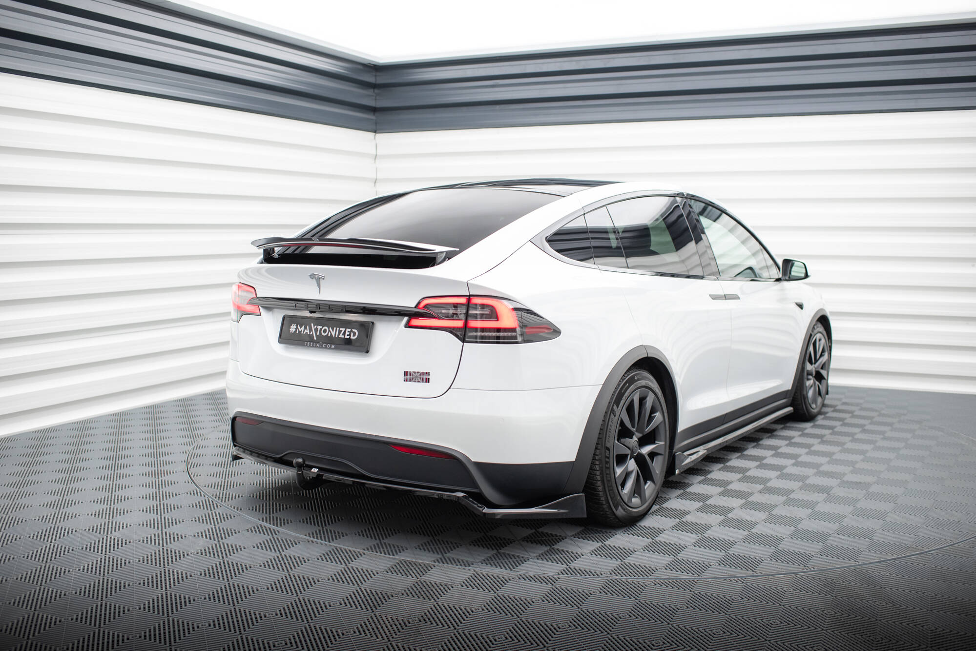 Diffusor Heckansatz passend für Tesla Model X Mk1 FL schwarz Hochglanz