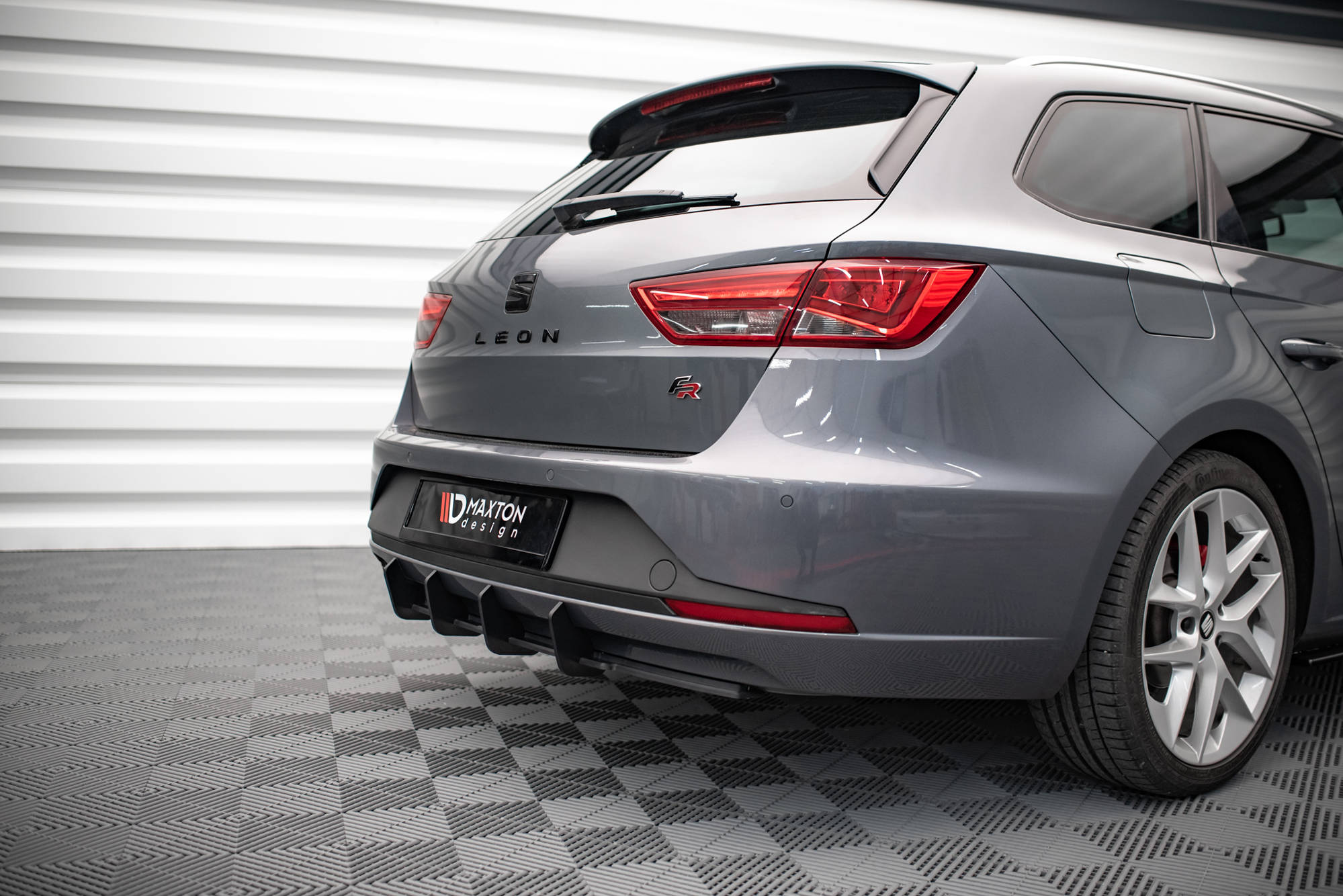 Street Pro Heckschürze Heck Ansatz Diffusor passend für Seat Leon FR Sportstourer Mk3 schwarz-rot