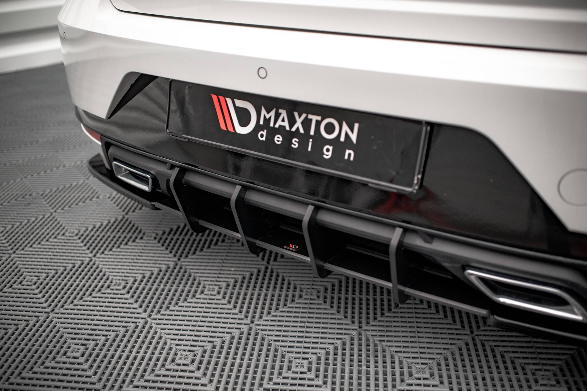Street Pro Heckschürze Heck Ansatz Diffusor passend für Seat Ibiza Mk5 schwarz-rot