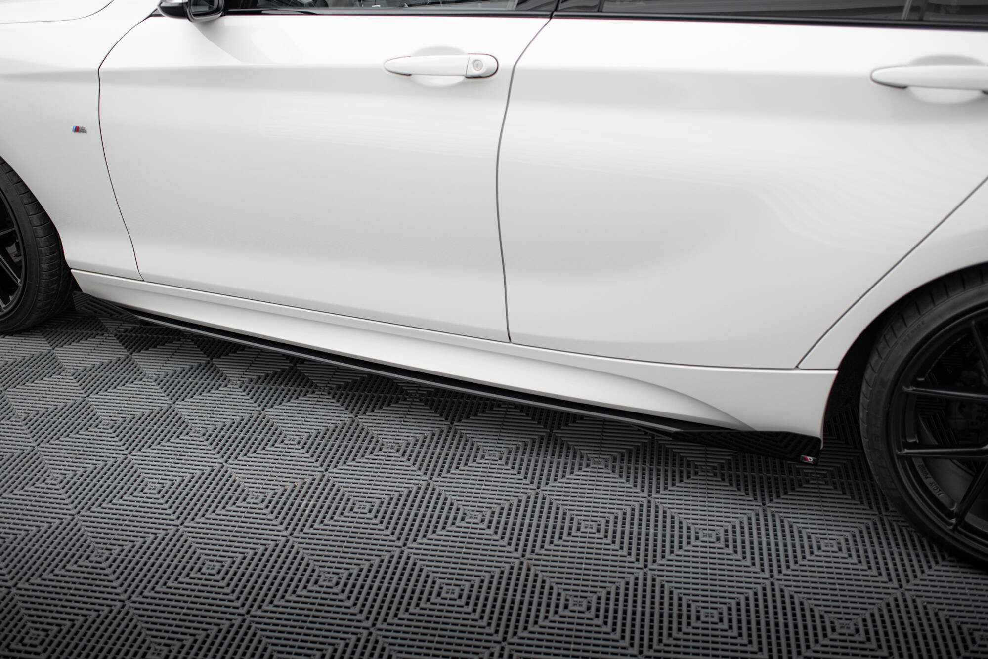 Street Pro Seitenschweller Leisten V.2 passend für BMW 1er F20 M135i / M140i / M-Paket rot+ Hochglanz Flaps