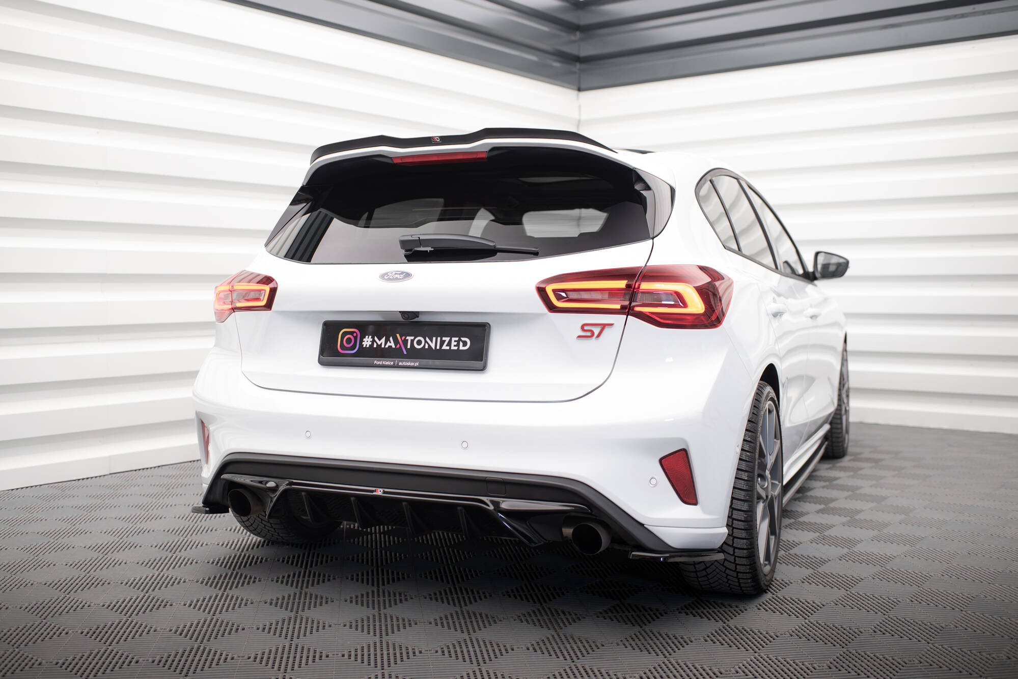 Spoiler CAP V.1 für Ford Focus Hatchback ST Mk4 schwarz Hochglanz
