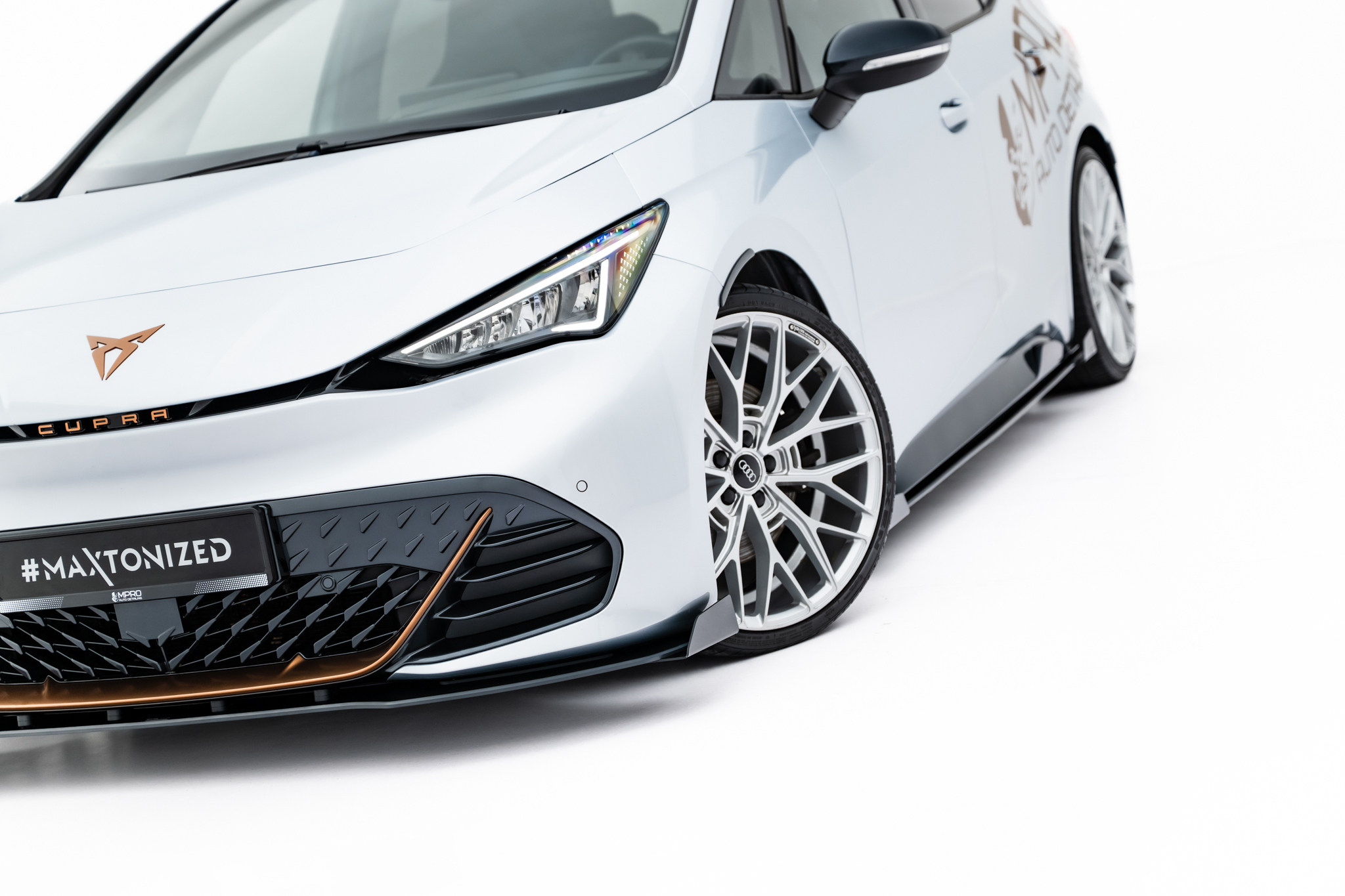 Frontlippe passend für CUPRA Born Mk1 roter Kern + Hochglanz Flaps