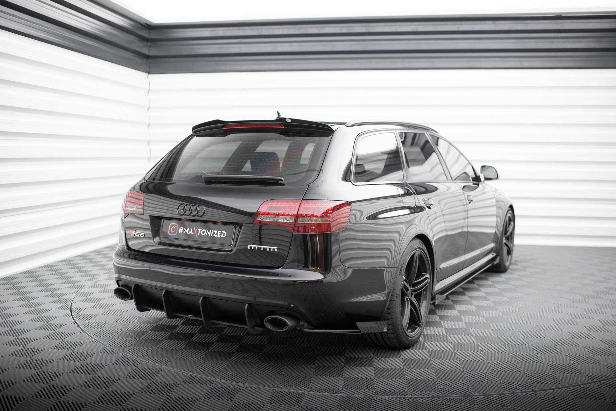 Hintere Seiten Flaps passend für Audi RS6 Avant C6 schwarz Hochglanz