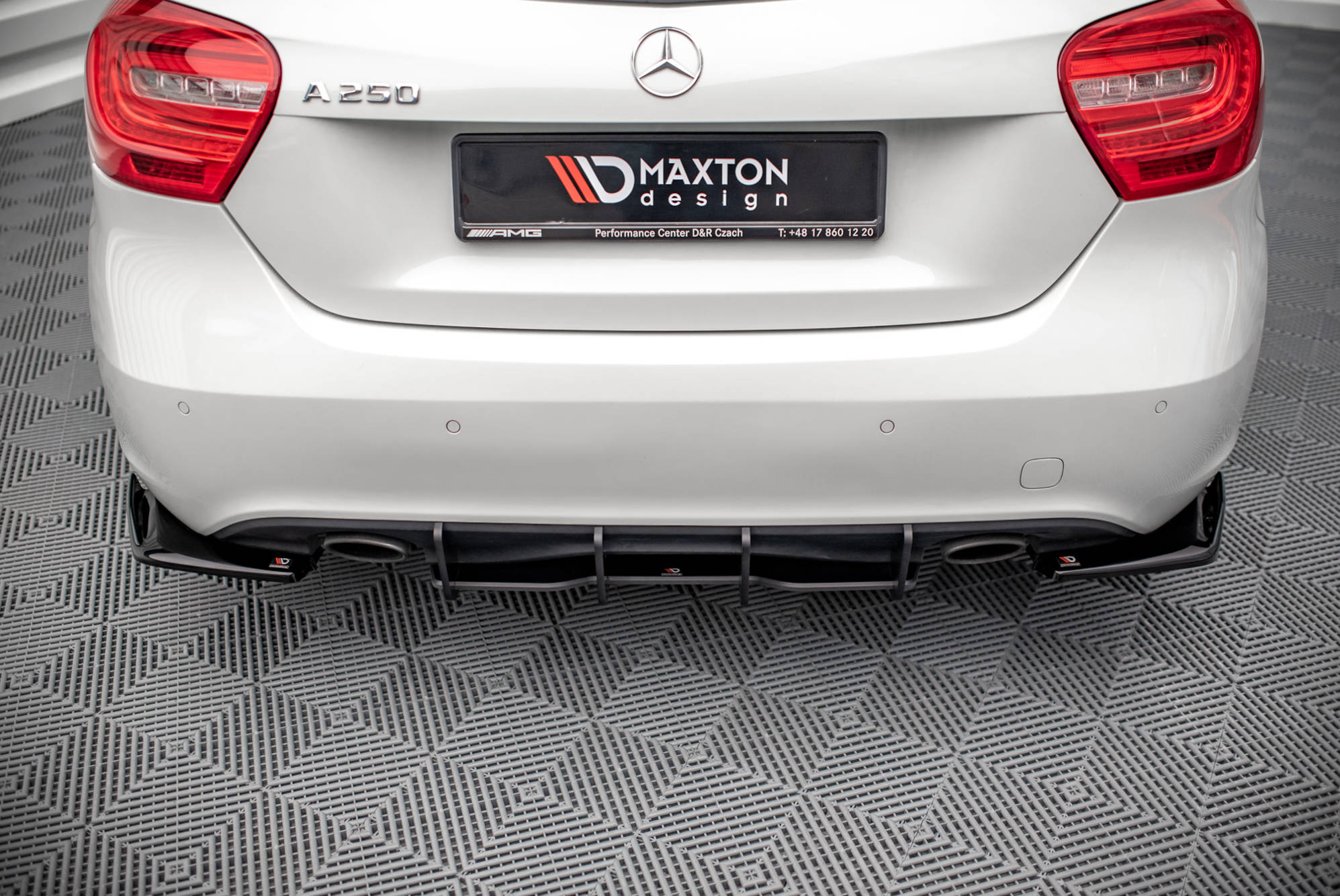 Street Pro Heckschürze Heck Ansatz Diffusor passend für Mercedes A W176 schwarz-rot