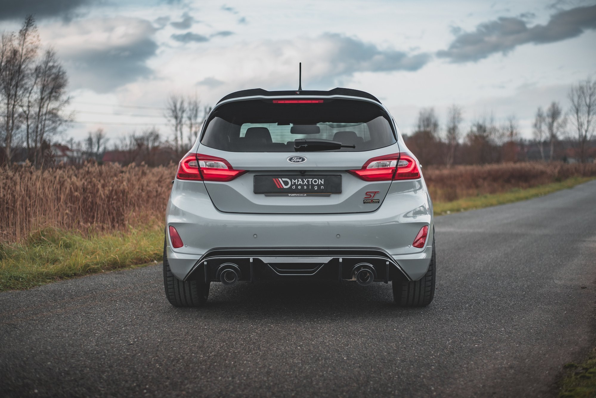 Heckansatz Diffusor passend für Ford Fiesta ST mk8 schwarz Hochglanz+Milltek Sport Endschalldämpfer TI