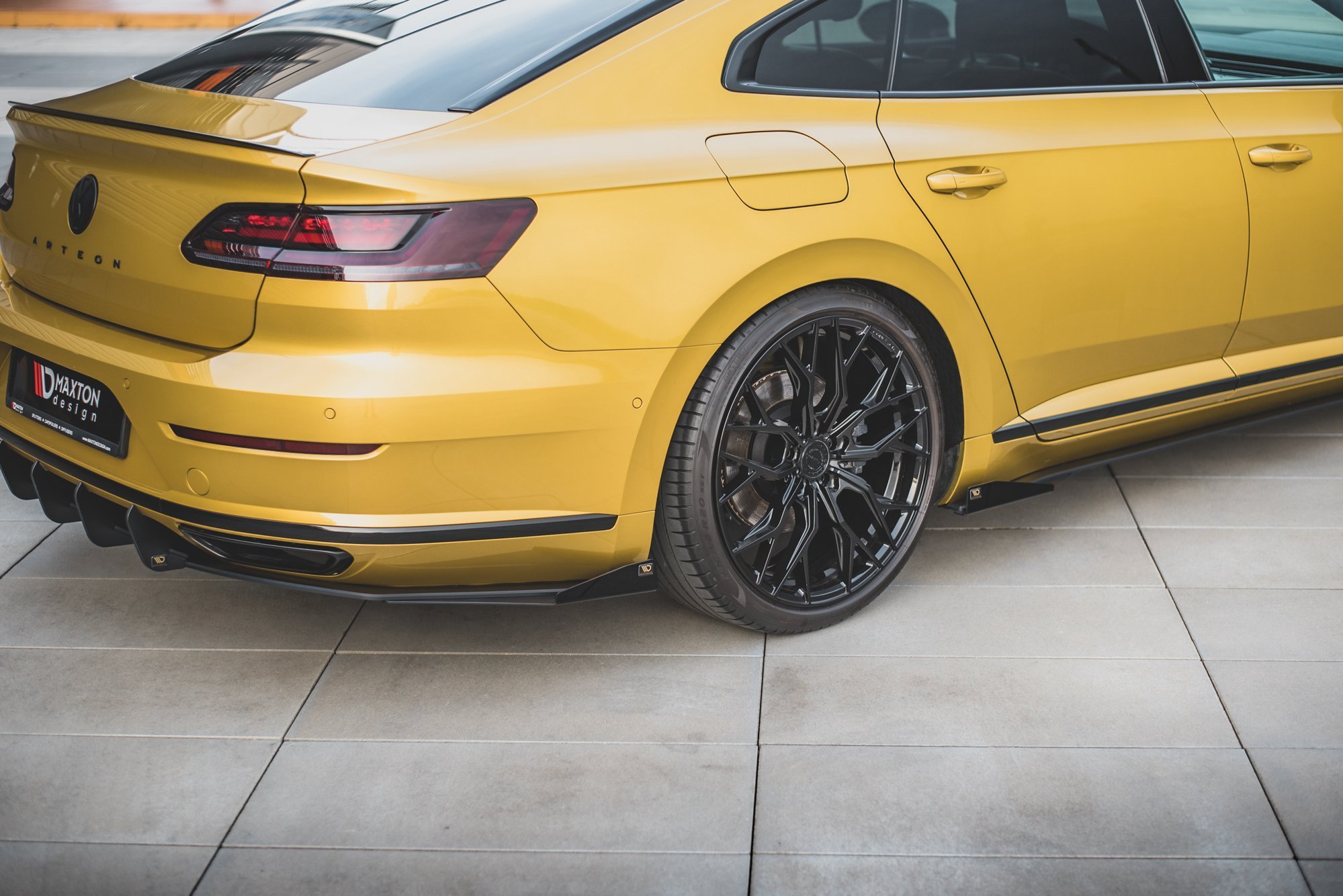 Hintere Seiten Flaps passend für VW Arteon R-Line Limousine / Shooting Brake Mk1 schwarz Hochglanz