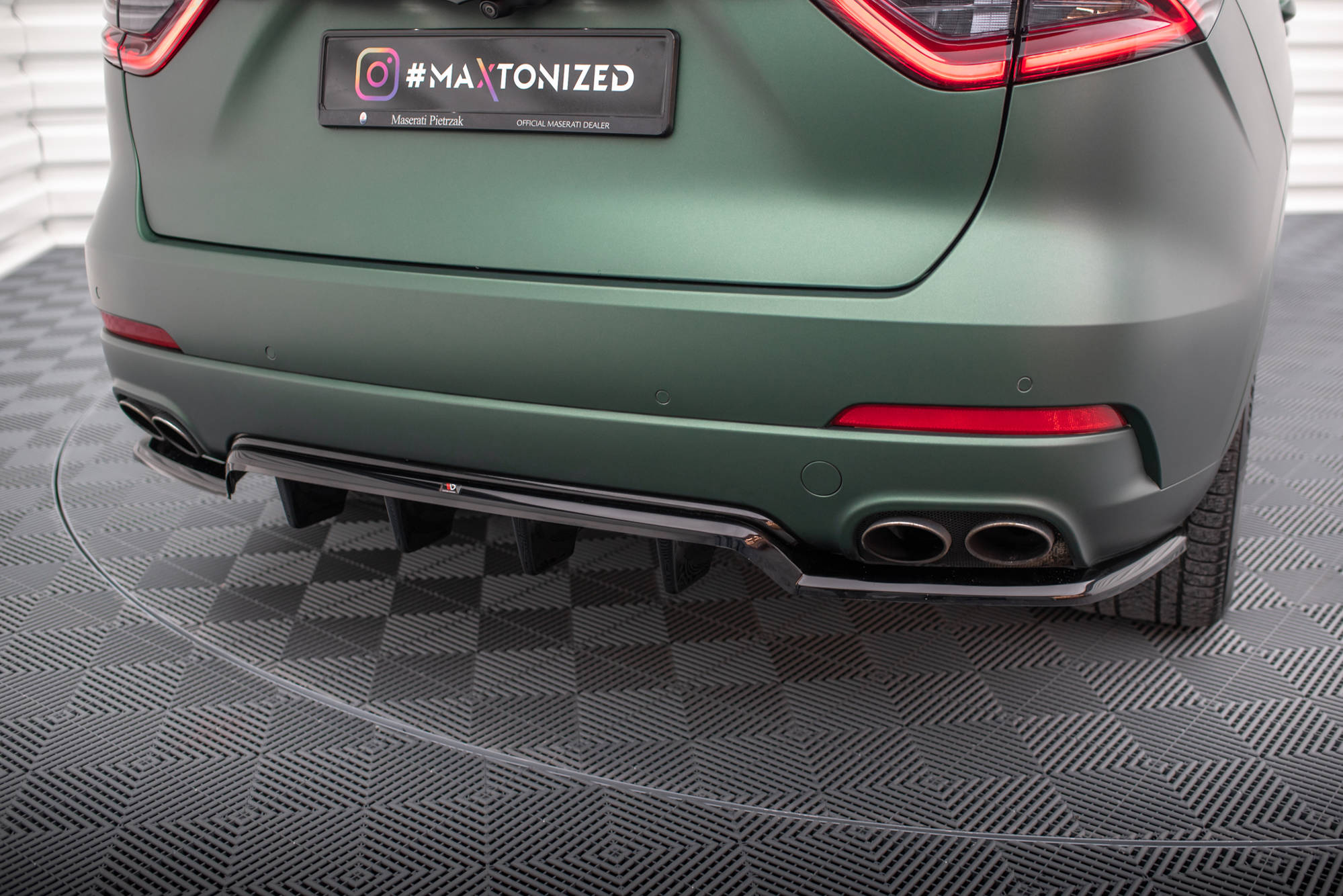 Diffusor Heckansatz passend für Maserati Levante Mk1 schwarz Hochglanz