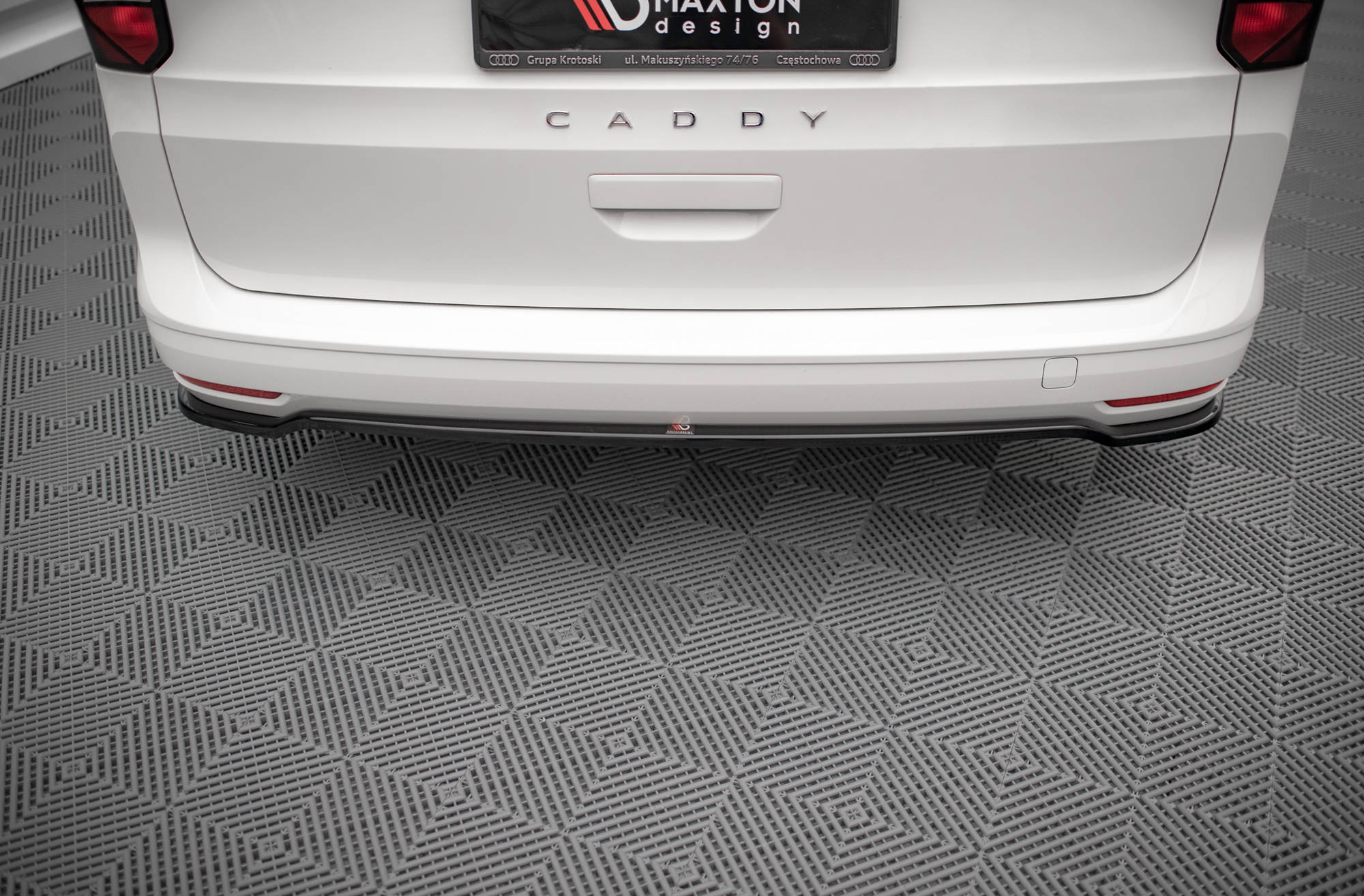 Street+ Mittlerer Diffusor Heck Ansatz passend für VW Caddy Mk5 / Ford Transit Connect Mk3 schwarz Hochglanz