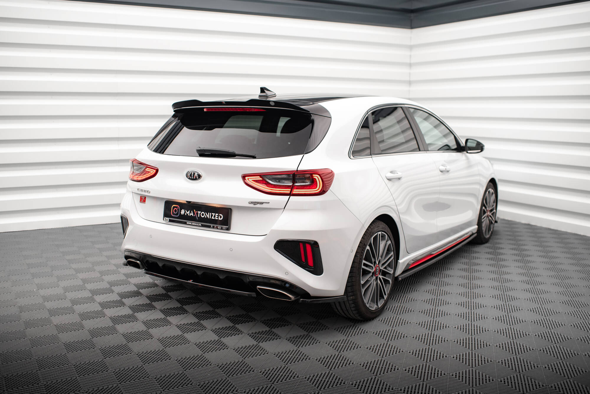 Street+ Mittlerer Diffusor Heck Ansatz passend für Kia Ceed GT Mk3 schwarz Hochglanz