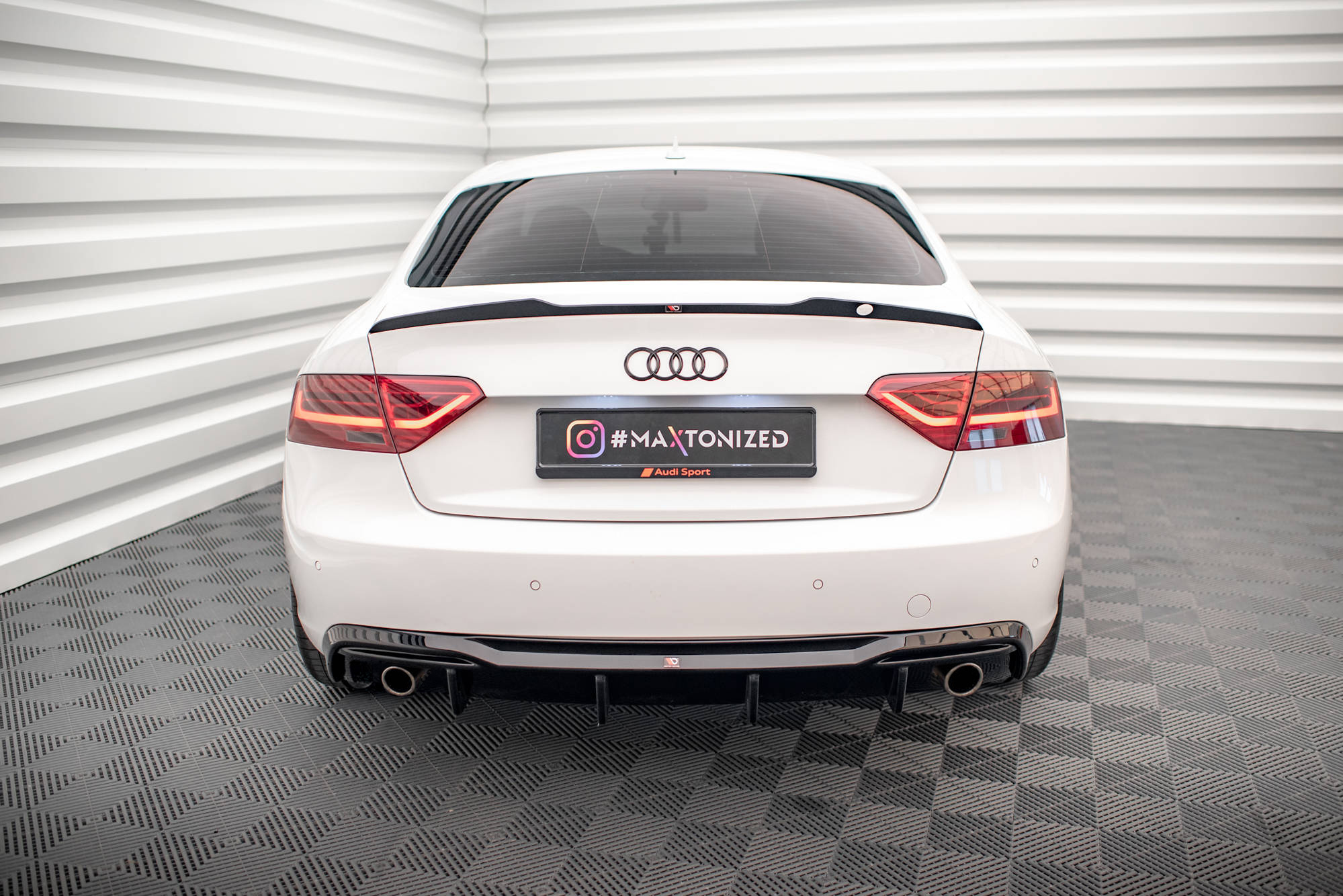 Street+ Heck Ansatz Diffusor passend für Audi A5 Coupe 8T FL Einzelauspuff li. re. schwarz Hochglanz