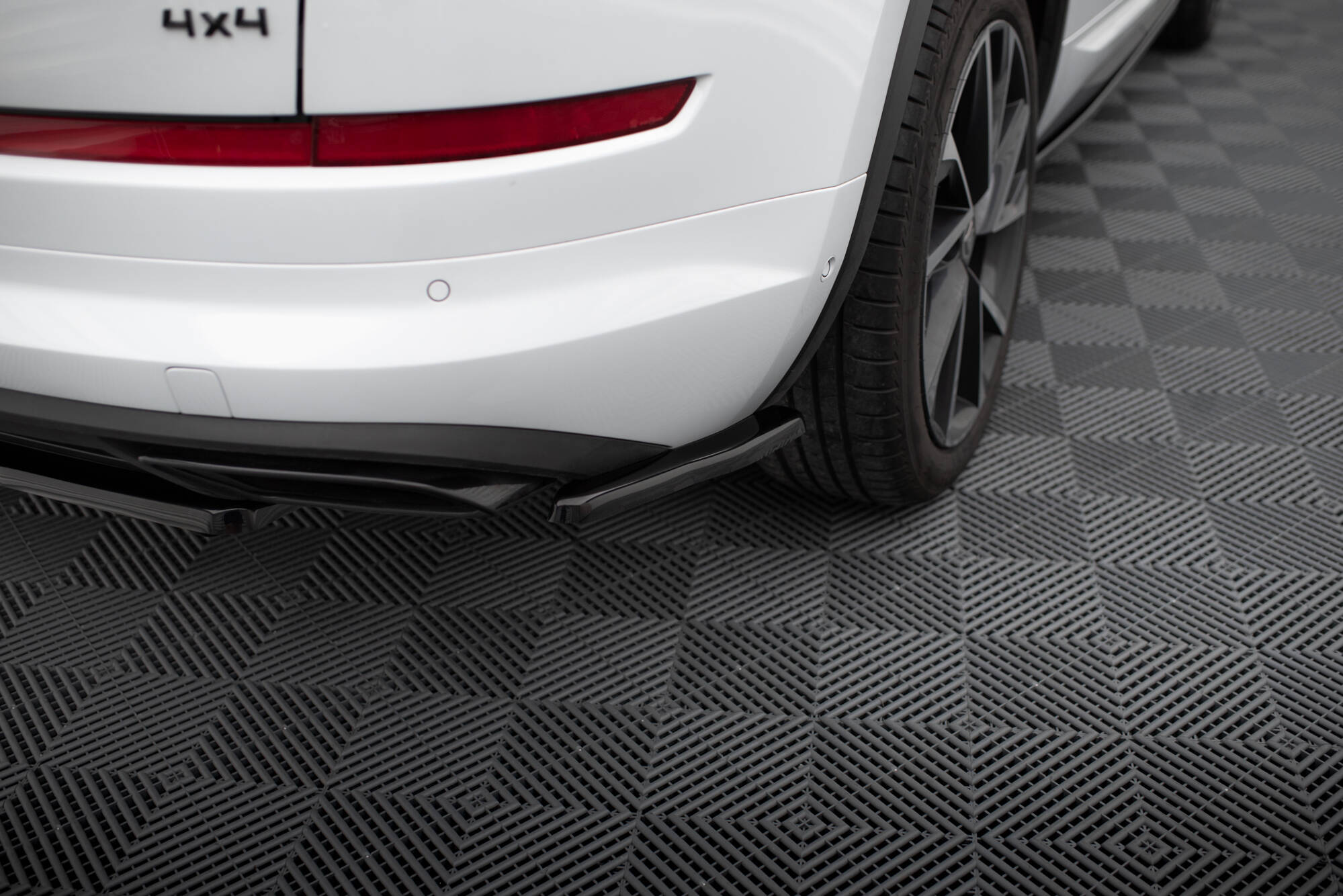 Heck Ansatz Flaps Diffusor für Skoda Kodiaq RS Mk1 / Mk1 Facelift schwarz Hochglanz