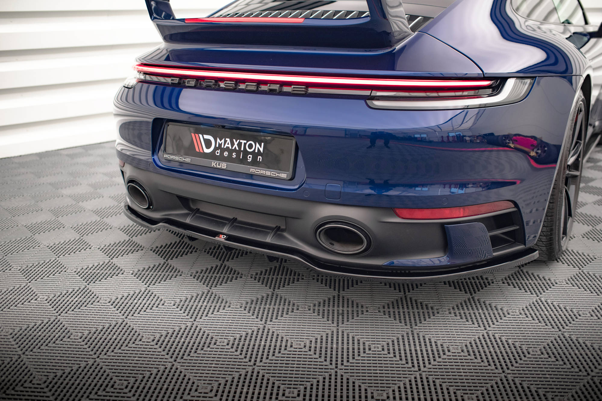 Street+ Mittlerer Diffusor RACE Heck Ansatz V.1 passend für Porsche 911 Carrera Aero / Carrera GTS 992 schwarz Hochglanz