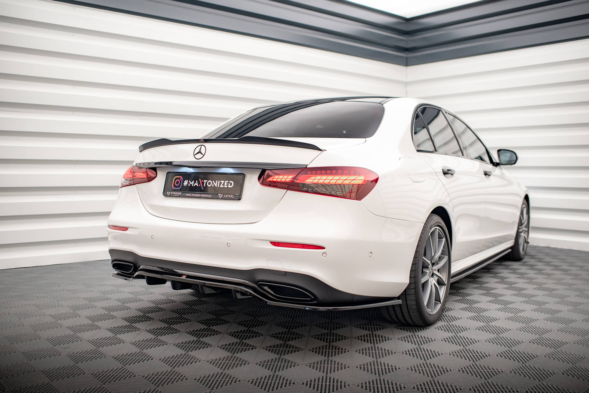 Street+ Mittlerer Diffusor RACE Heck Ansatz passend für Mercedes E AMG-Line Limousine W213 FL schwarz Hochglanz