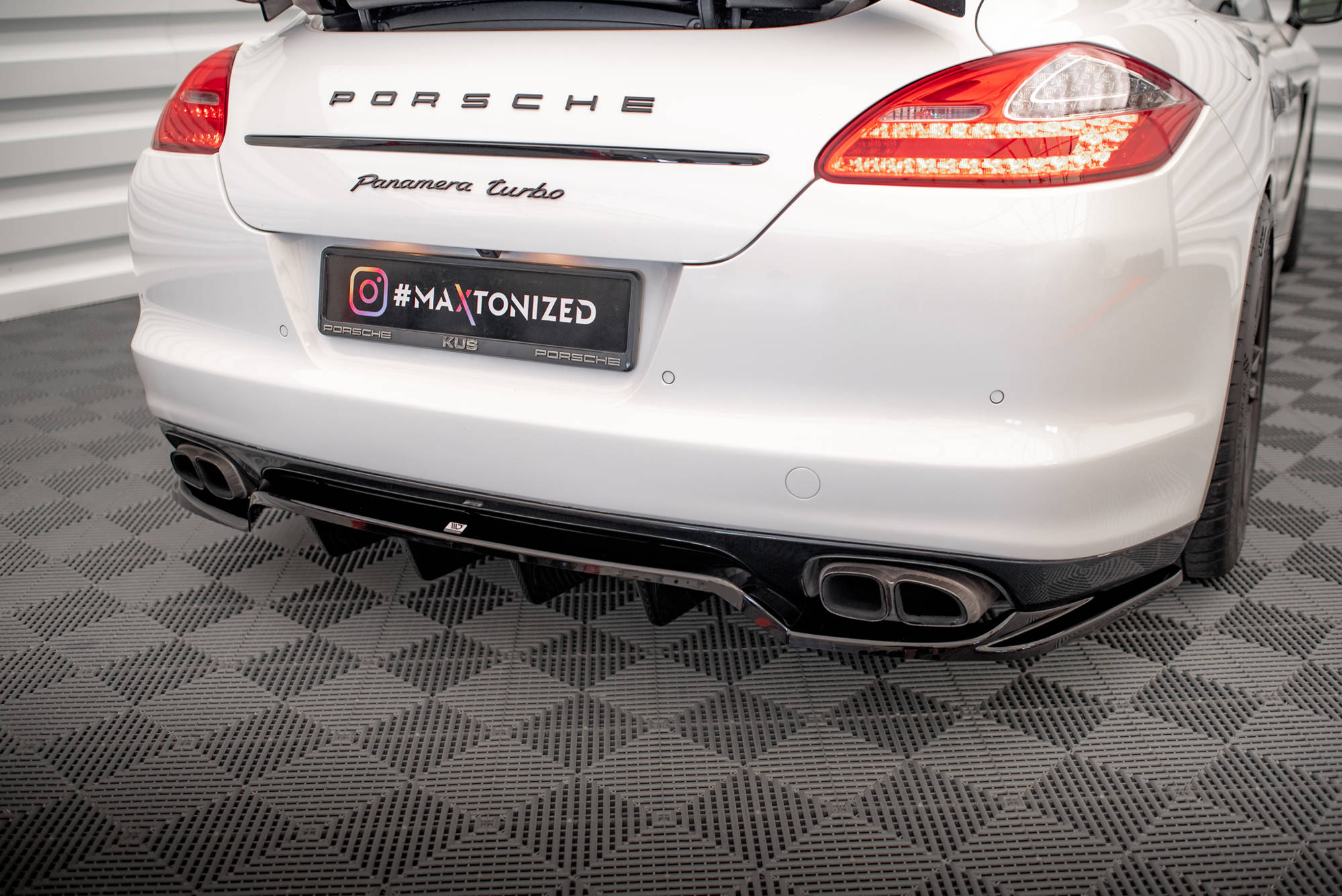 Street+ Mittlerer Diffusor RACE Heck Ansatz passend für Porsche Panamera Turbo 970 schwarz Hochglanz