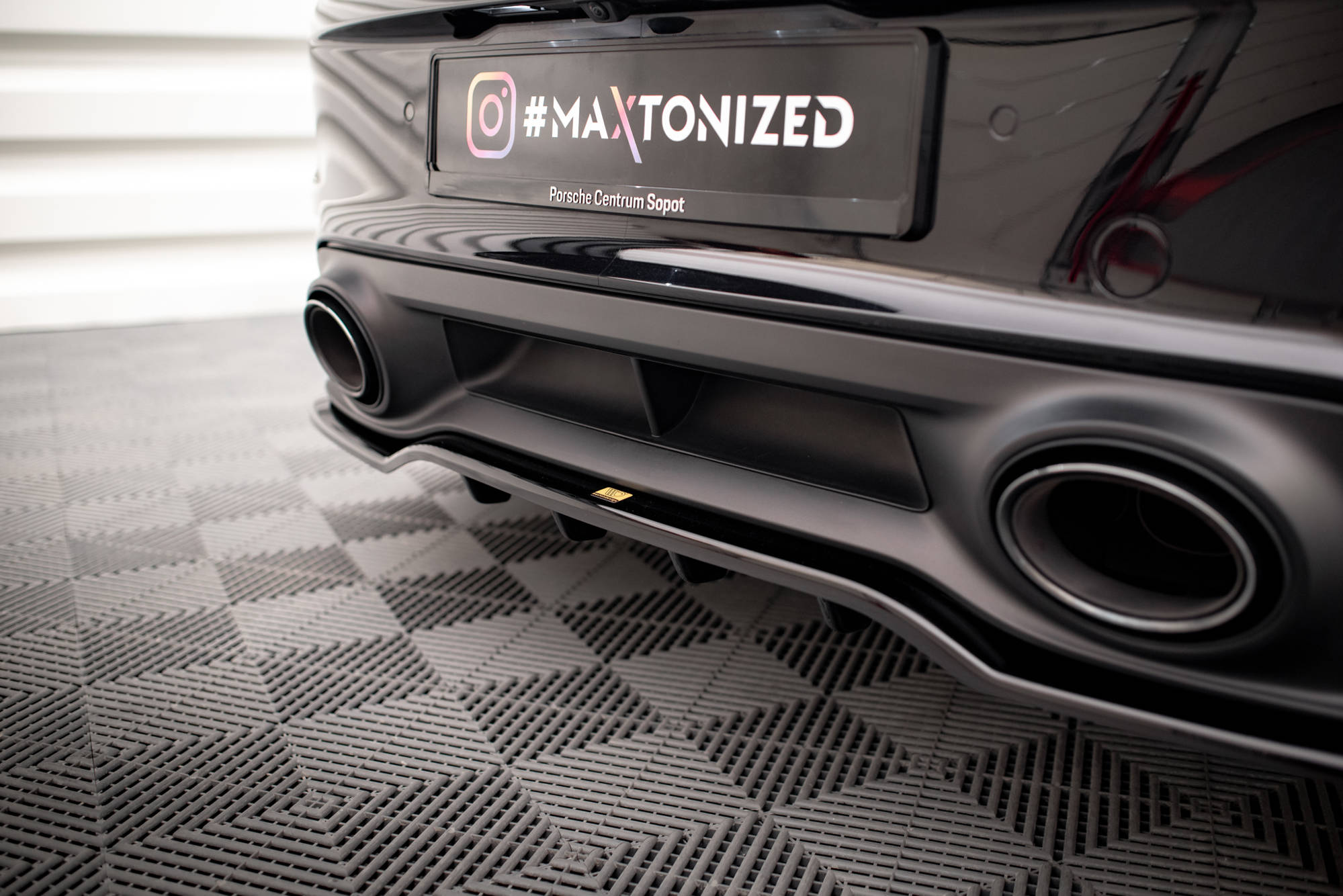 Street+ Mittlerer Diffusor RACE Heck Ansatz passend für Porsche 911 Turbo S 992 schwarz Hochglanz