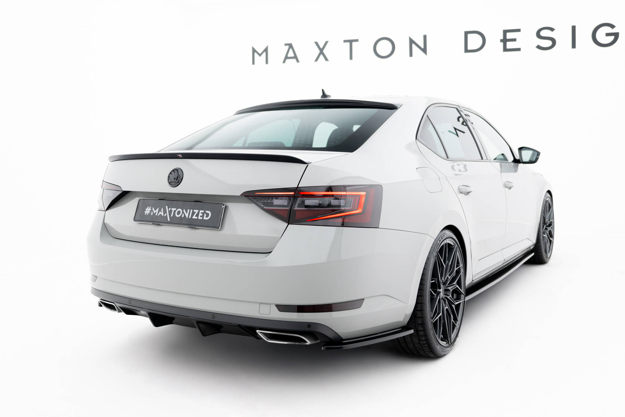 Street+ Heck Ansatz Flaps V.2 passend für Skoda Superb Liftback / Combi Mk3 schwarz Hochglanz