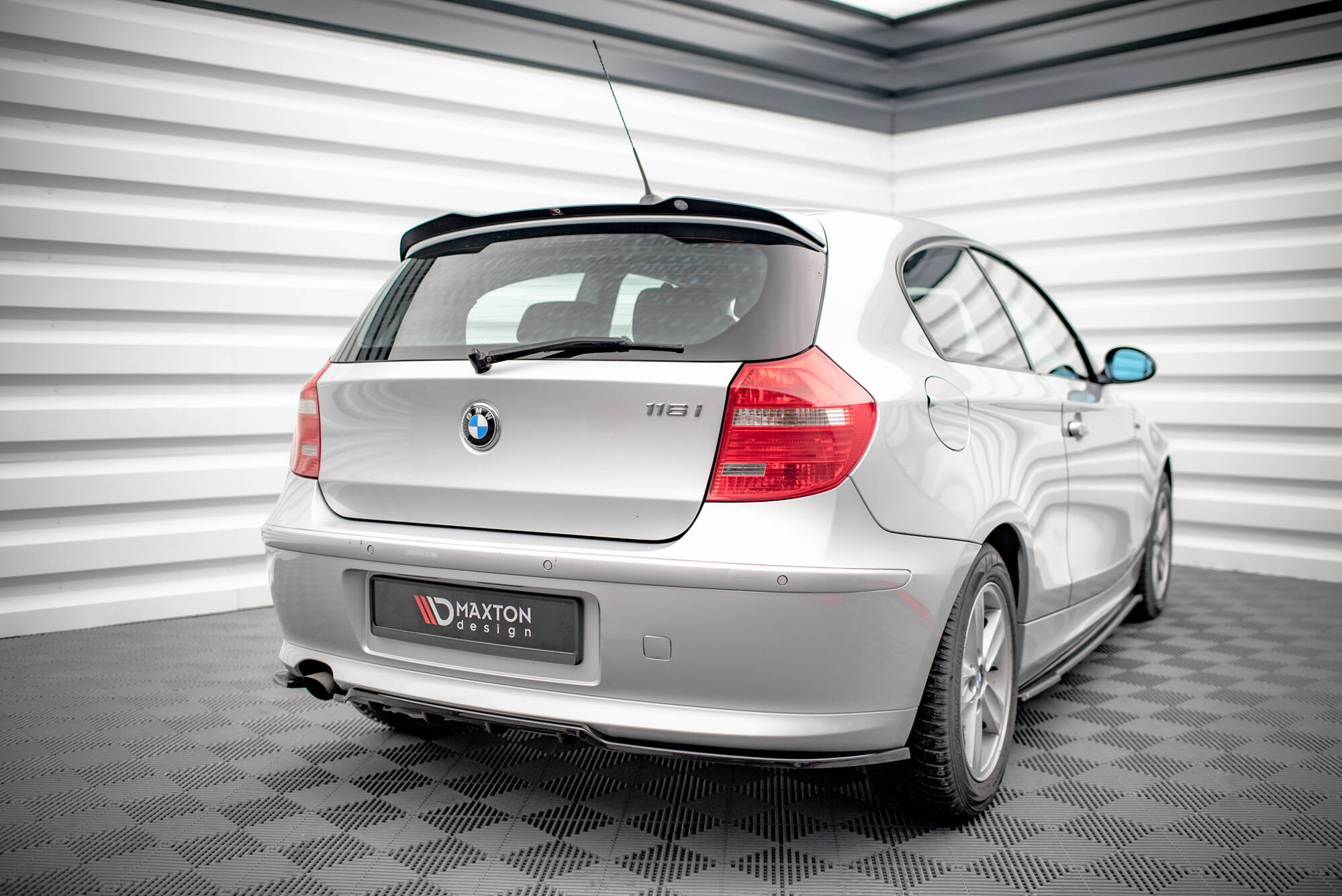 Street+ Mittlerer Diffusor RACE Heck Ansatz passend für BMW 1er E81 FL schwarz Hochglanz