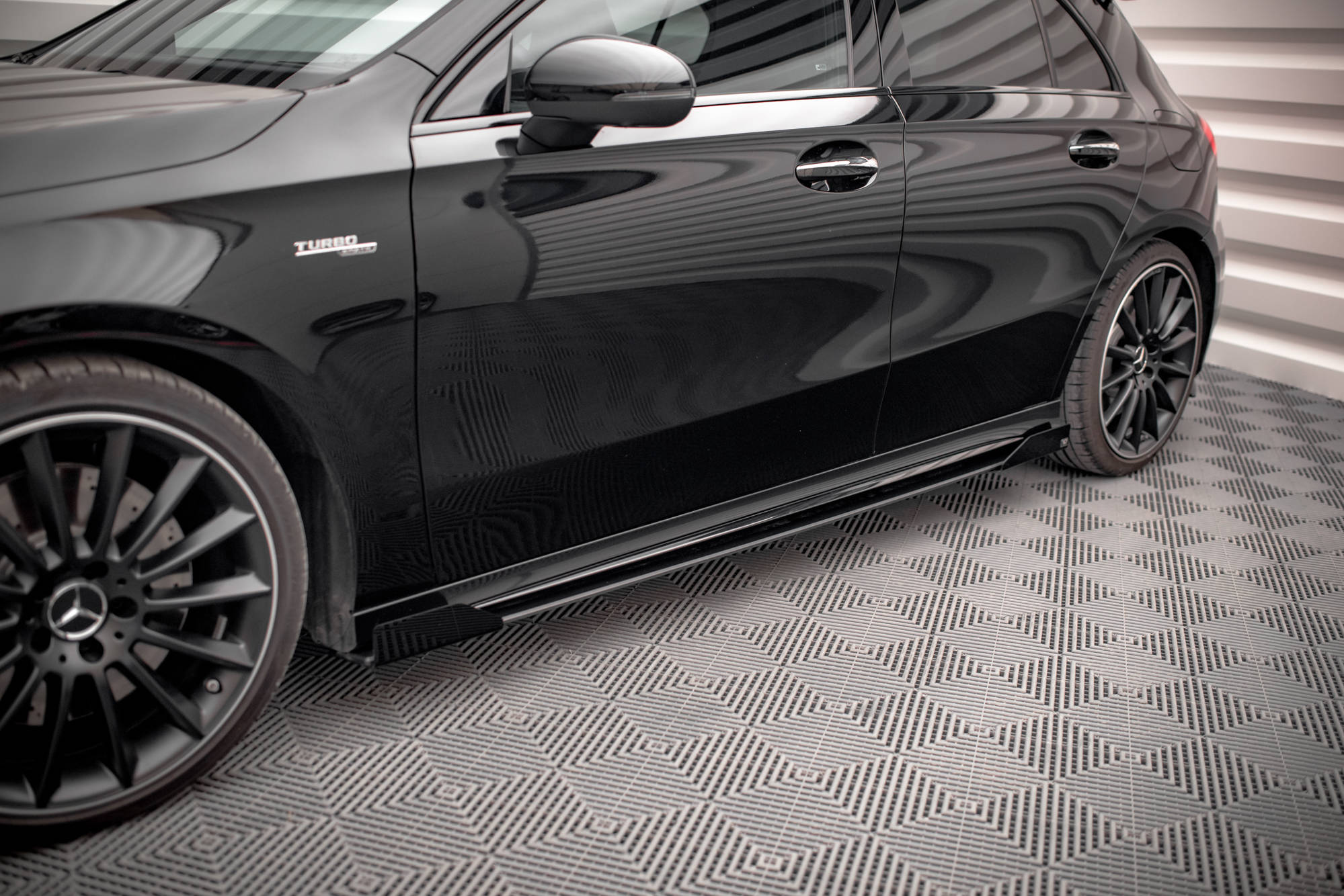 Street Pro Seitenschweller Leisten passend für Mercedes A35 AMG / AMG-Line W177 rot+ Hochglanz Flaps