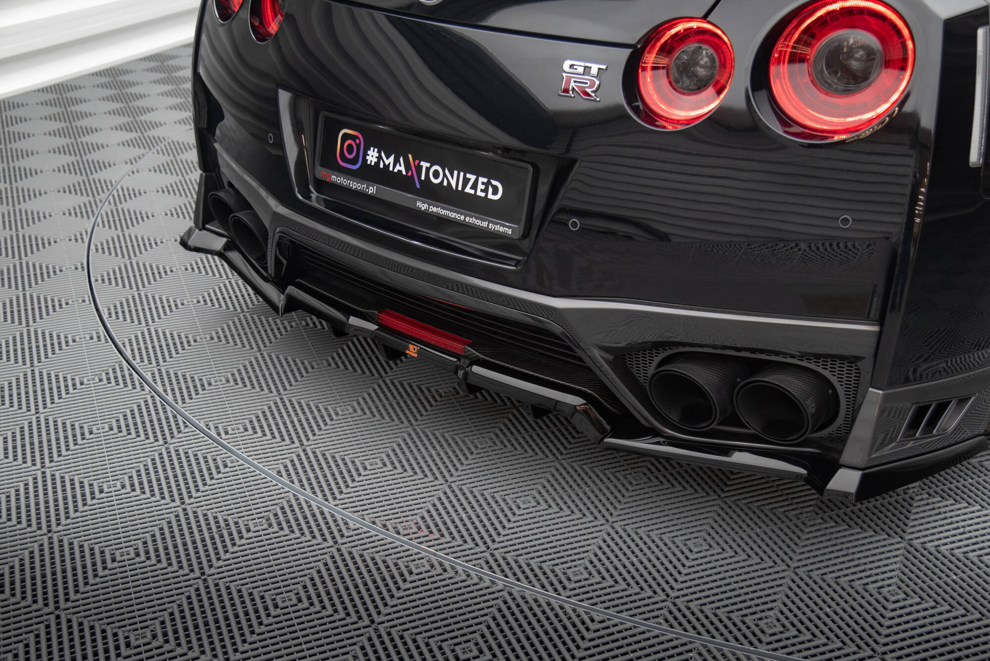 Street+ Mittlerer Diffusor RACE Heck Ansatz passend für Nissan GTR R35 FL schwarz Hochglanz