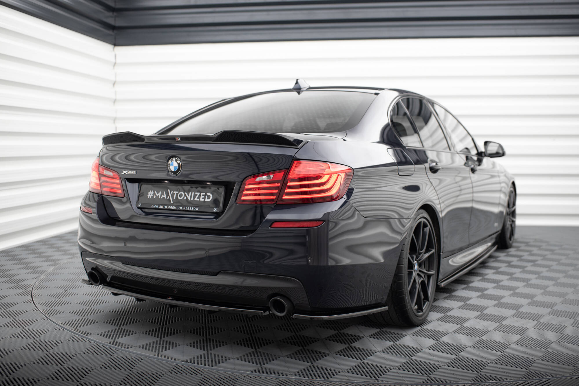 Heck Ansatz Flaps Diffusor für L + R BMW 5er M-Paket Limousine /Touring F10/F11 mit zwei Einzel Endstücken schwarz Hochglanz