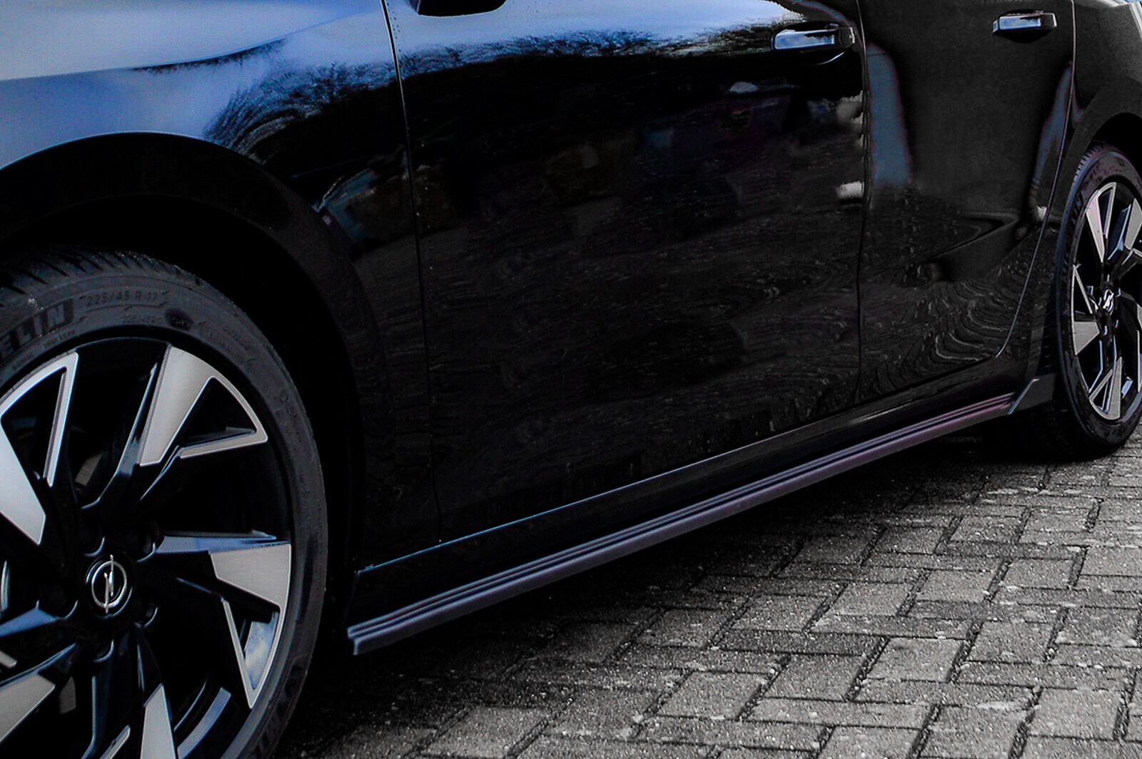 CUP Seitenschweller aus ABS mit Wing hinten für Opel Astra L Schwarz Matt