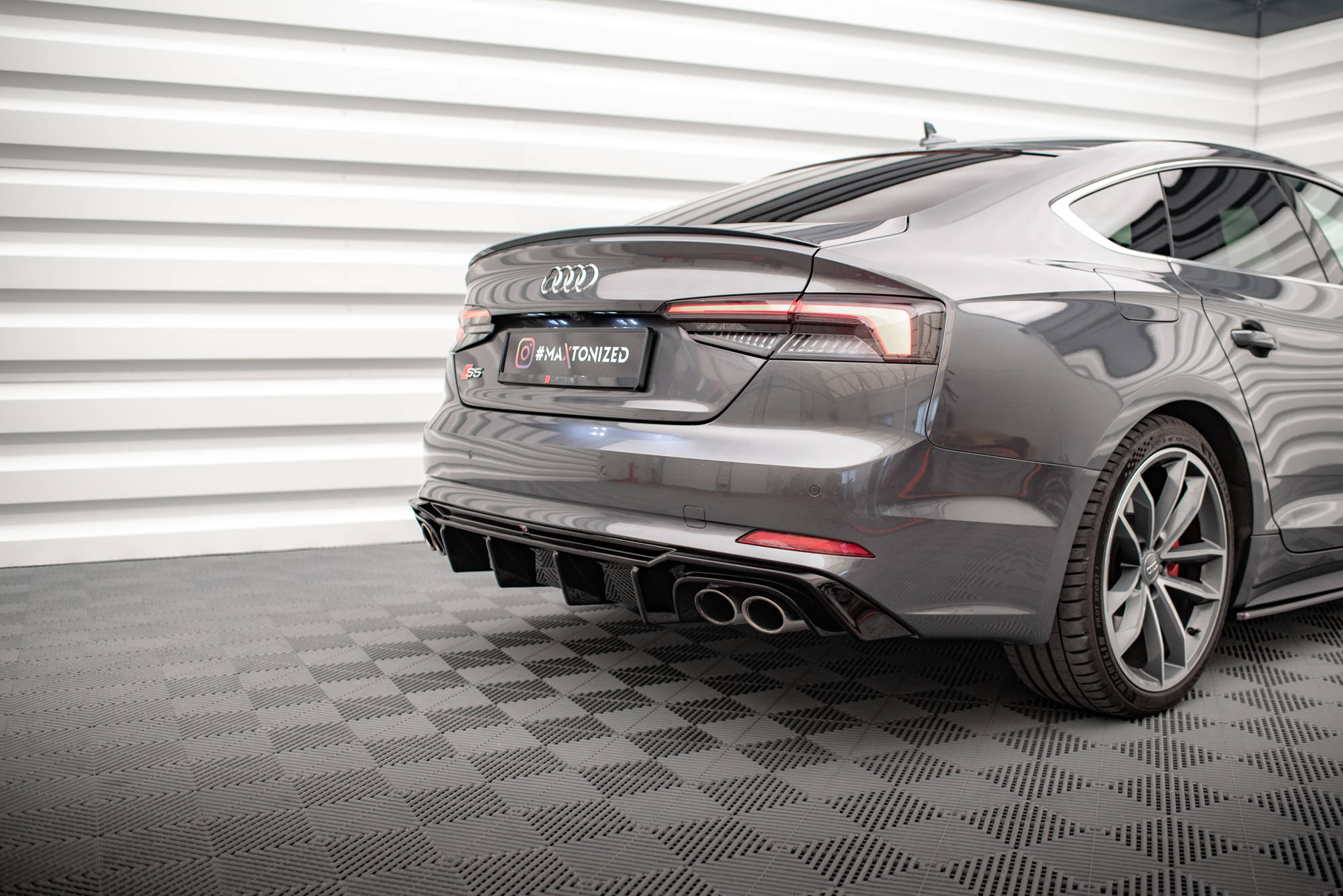 Diffusor Heck Ansatz für Audi S5 F5 Coupe / Sportback schwarz Hochglanz