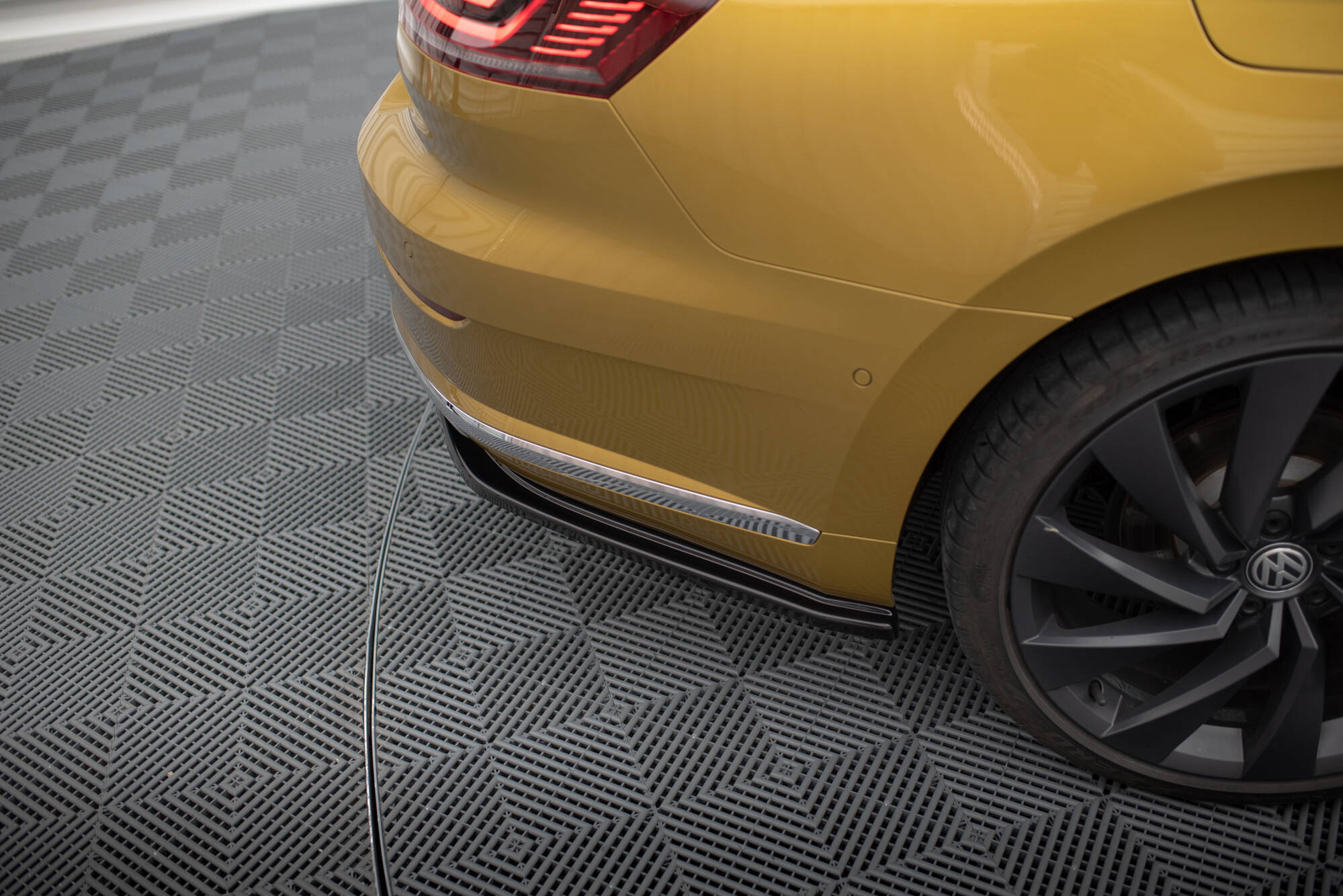 Heck Ansatz Flaps Diffusor für VW Arteon R-Line Limousine / Shooting Brake Mk1 schwarz Hochglanz