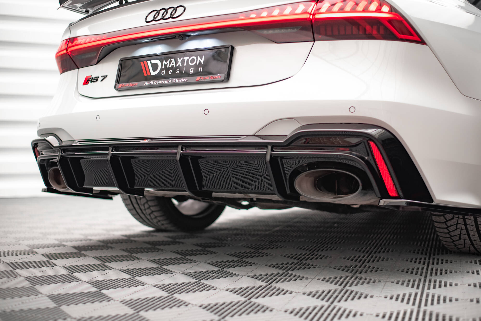 Street+ Heck Ansatz Diffusor passend für Audi RS7 C8 mit AHK schwarz Hochglanz