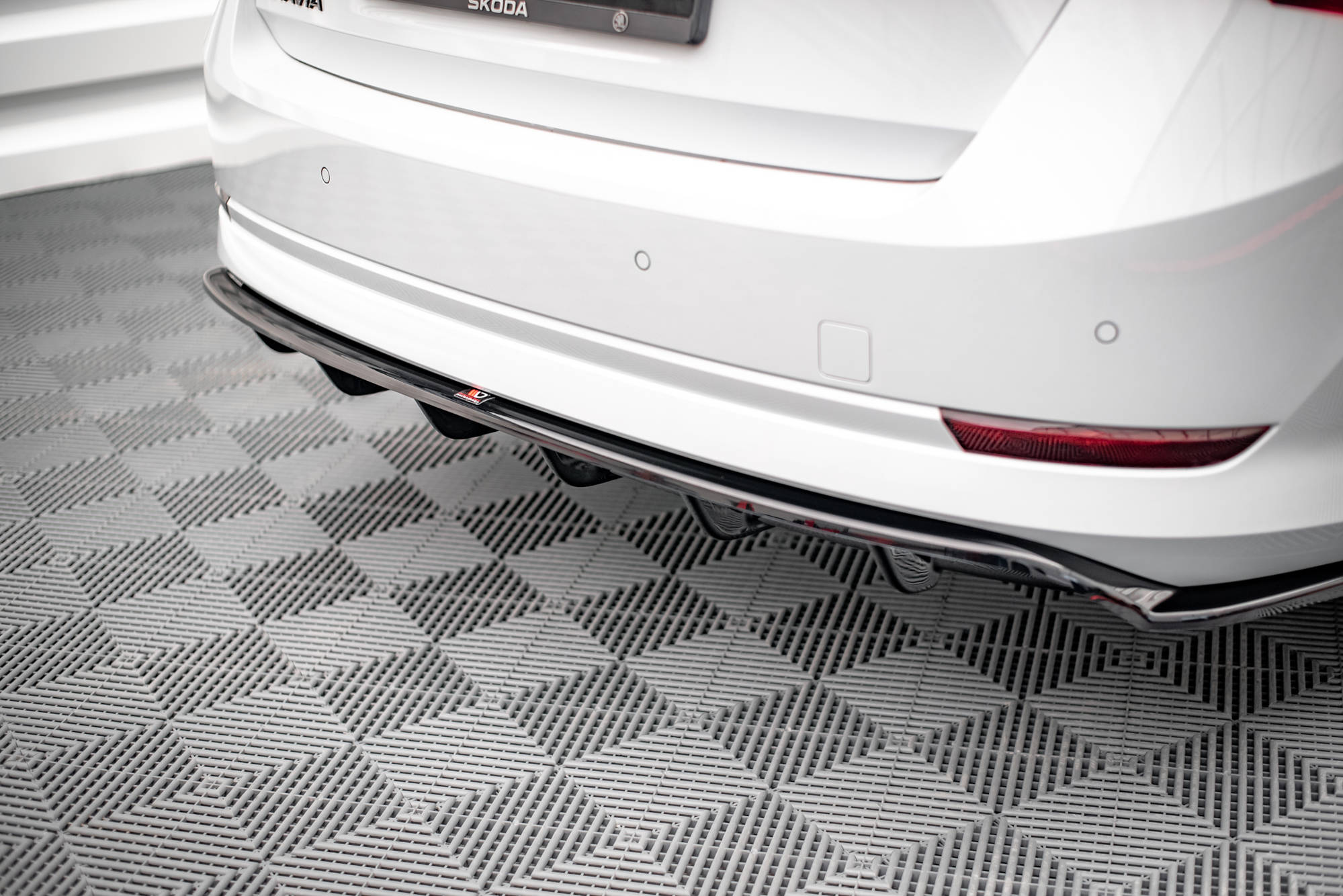 Street+ Mittlerer Diffusor RACE Heck Ansatz passend für Skoda Octavia Mk4 schwarz Hochglanz