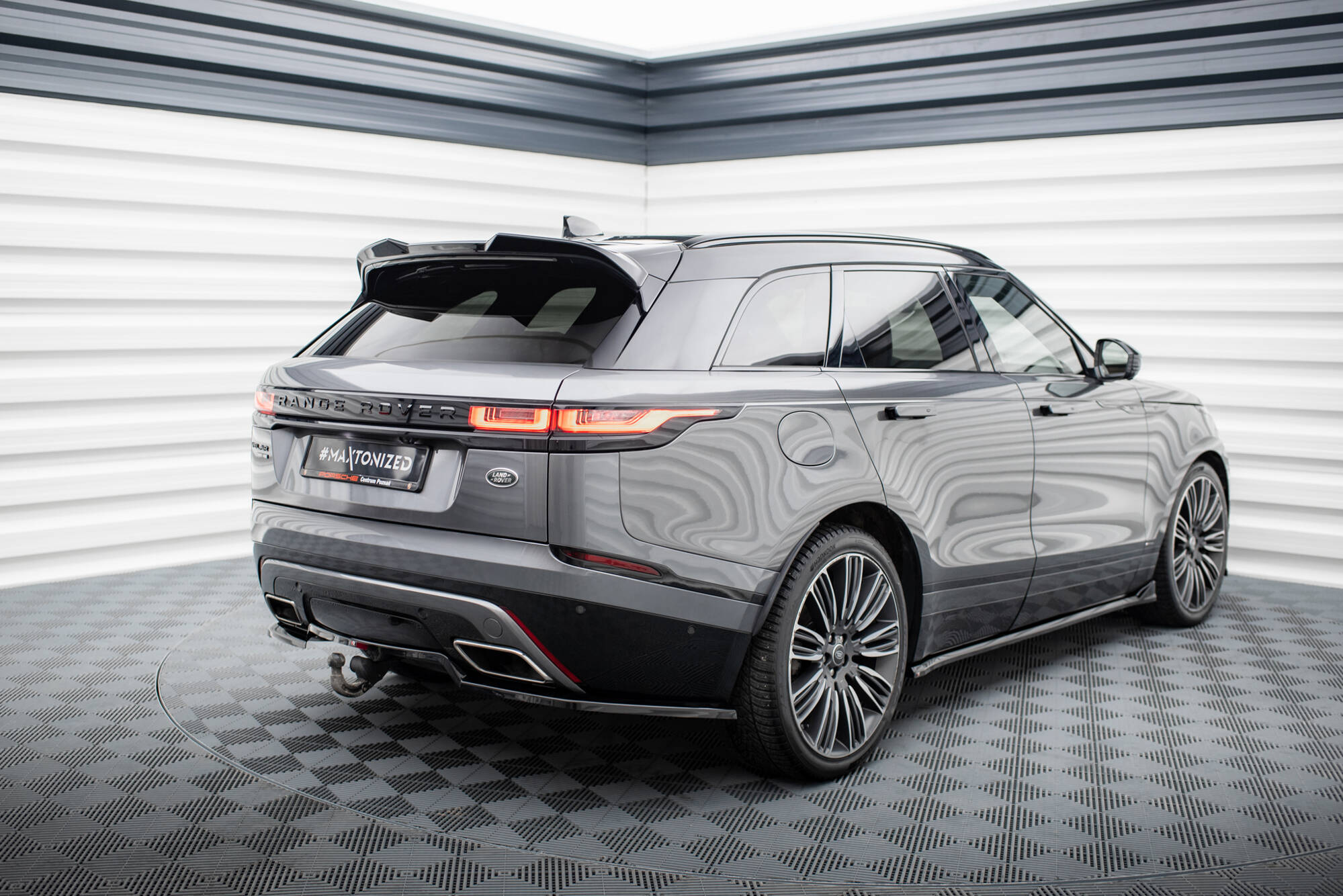 Street+ Mittlerer Diffusor RACE Heck Ansatz V.1 passend für Land Rover Range Rover Velar R-Dynamic Mk1 schwarz Hochglanz