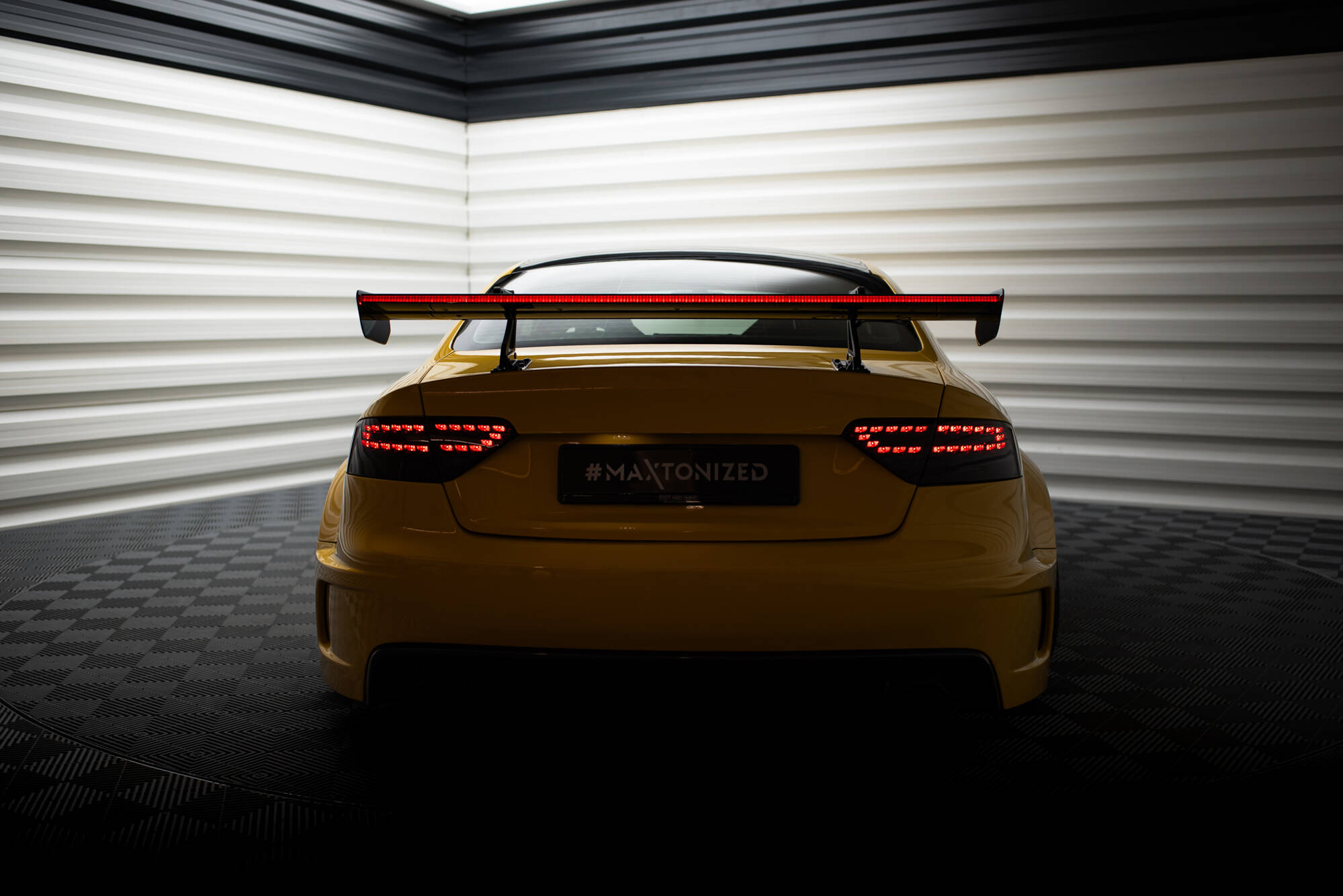 Carbon Heck Spoiler Heckflügel mit Schwan Halterung + LED passend für Audi A5 Coupe 8T