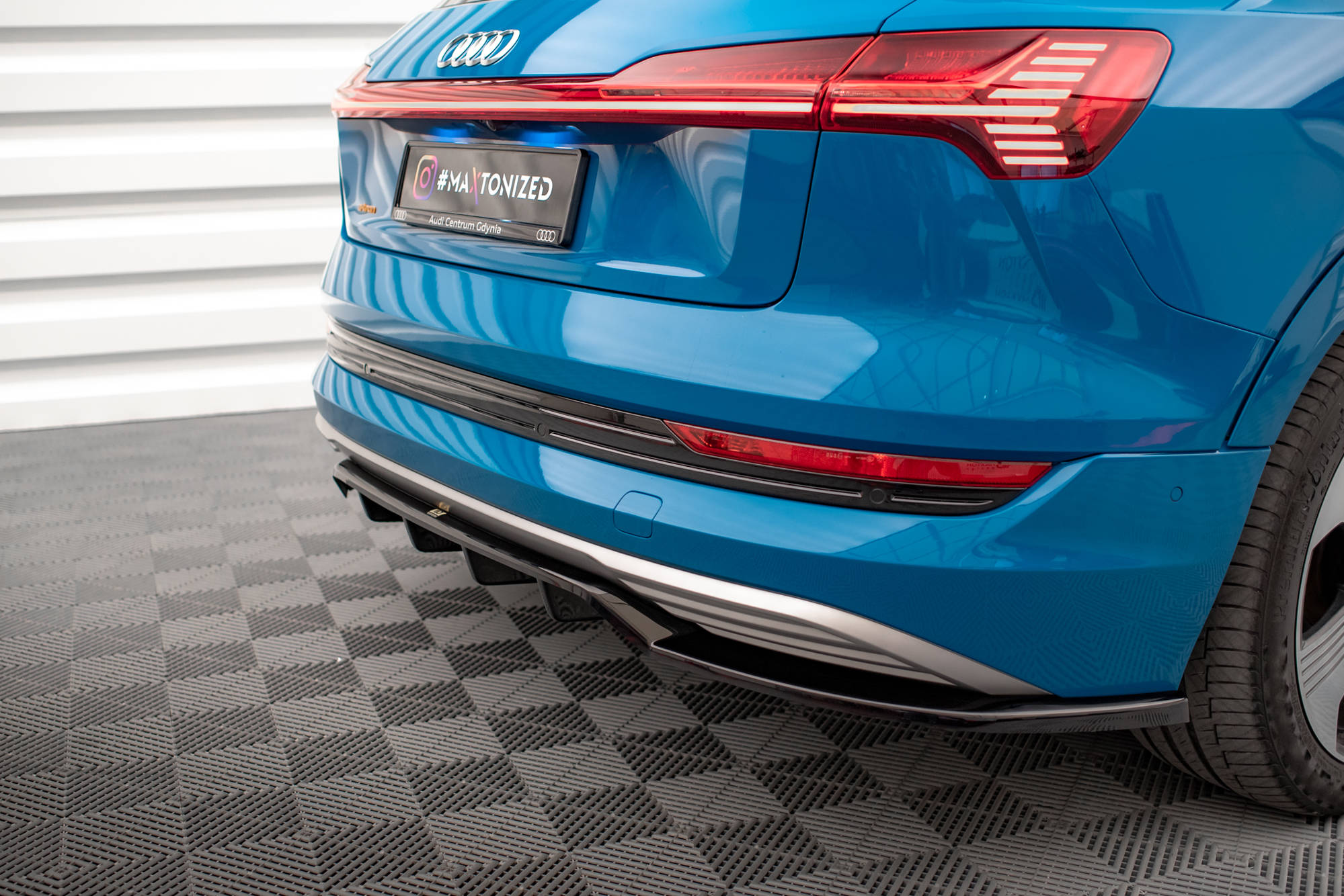 Street+ Mittlerer Diffusor RACE Heck Ansatz passend für Audi e-tron schwarz Hochglanz