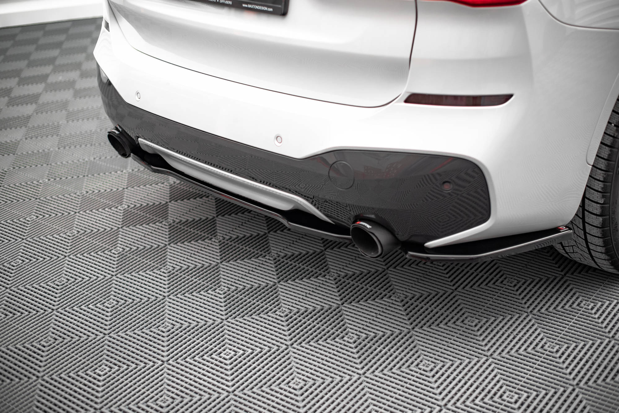 Street+ Mittlerer Diffusor Heck Ansatz passend für BMW X1 M-Paket F48 / F48 FL schwarz Hochglanz